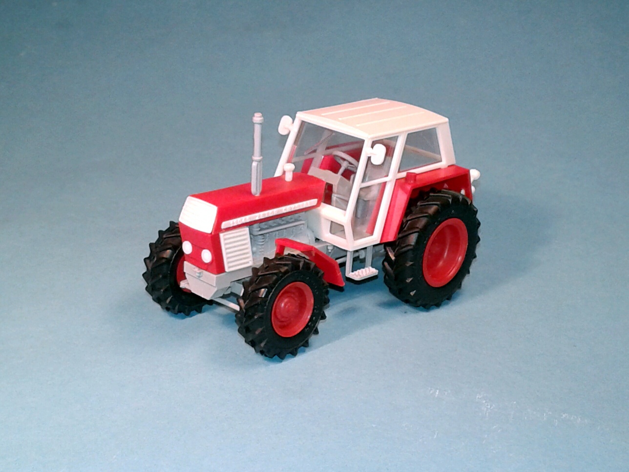 1:43 - traktor Zetor Crystal 12045 - červený - hotový model