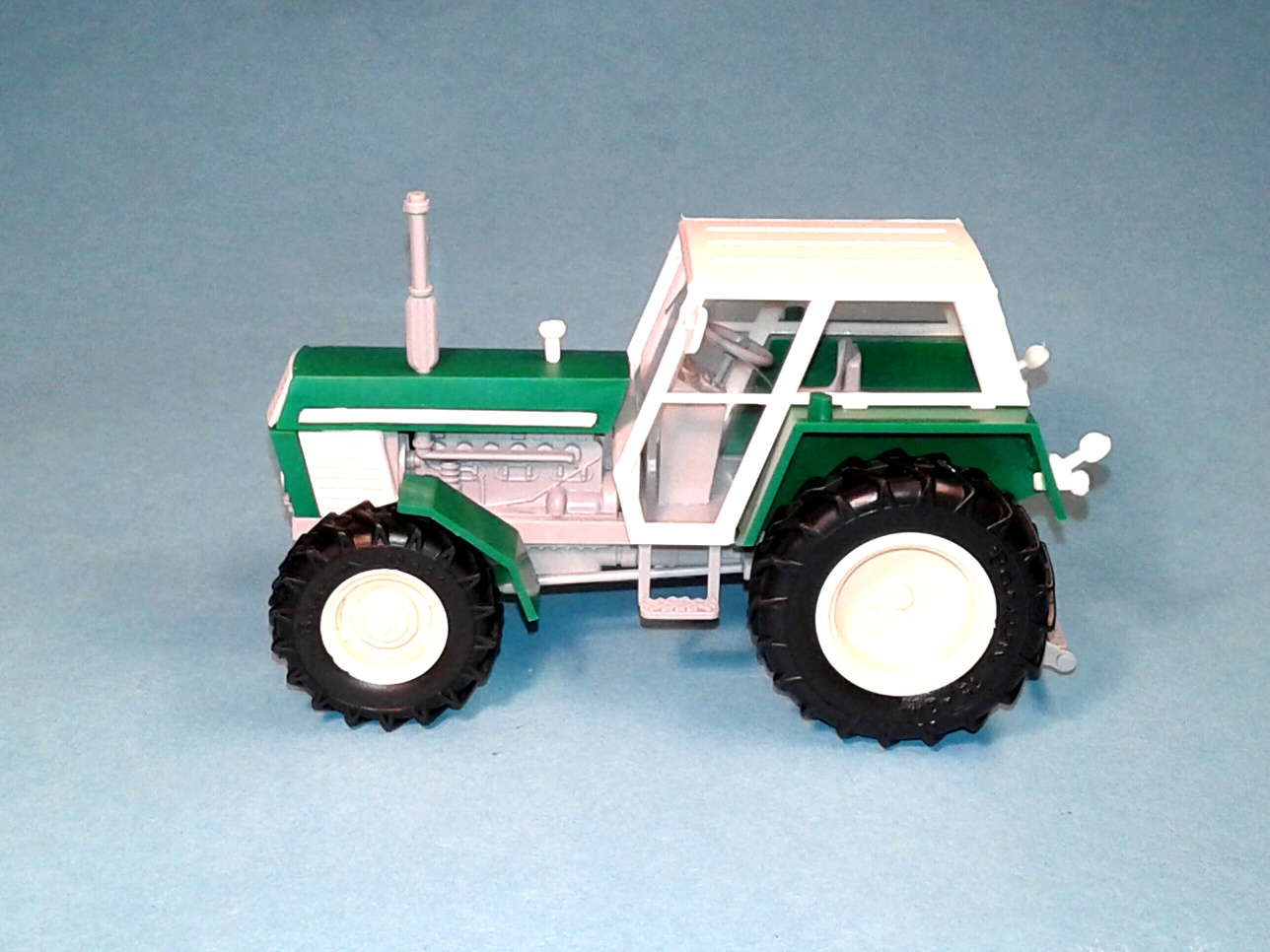 1:43 - traktor Zetor Crystal 12045 - zelený - hotový model