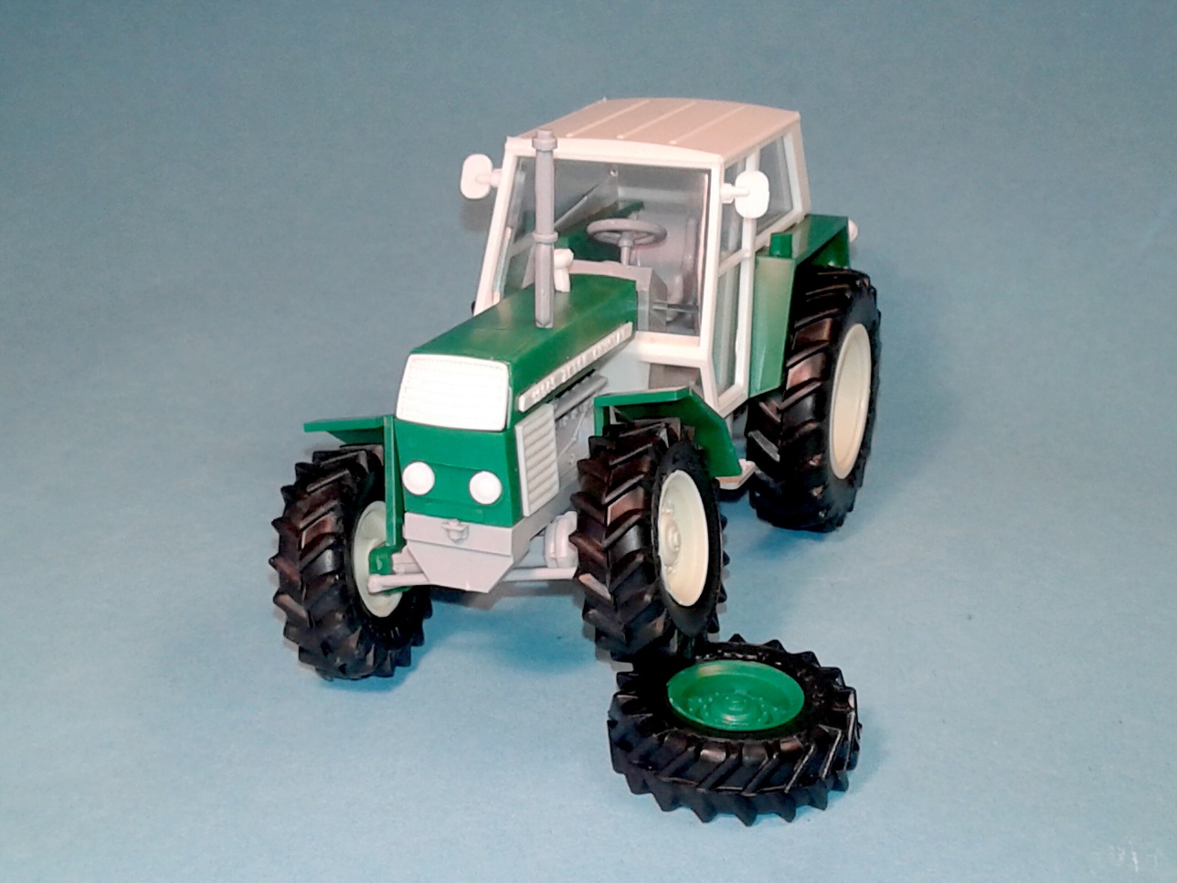 1:43 - traktor Zetor Crystal 12045 - zelený - hotový model