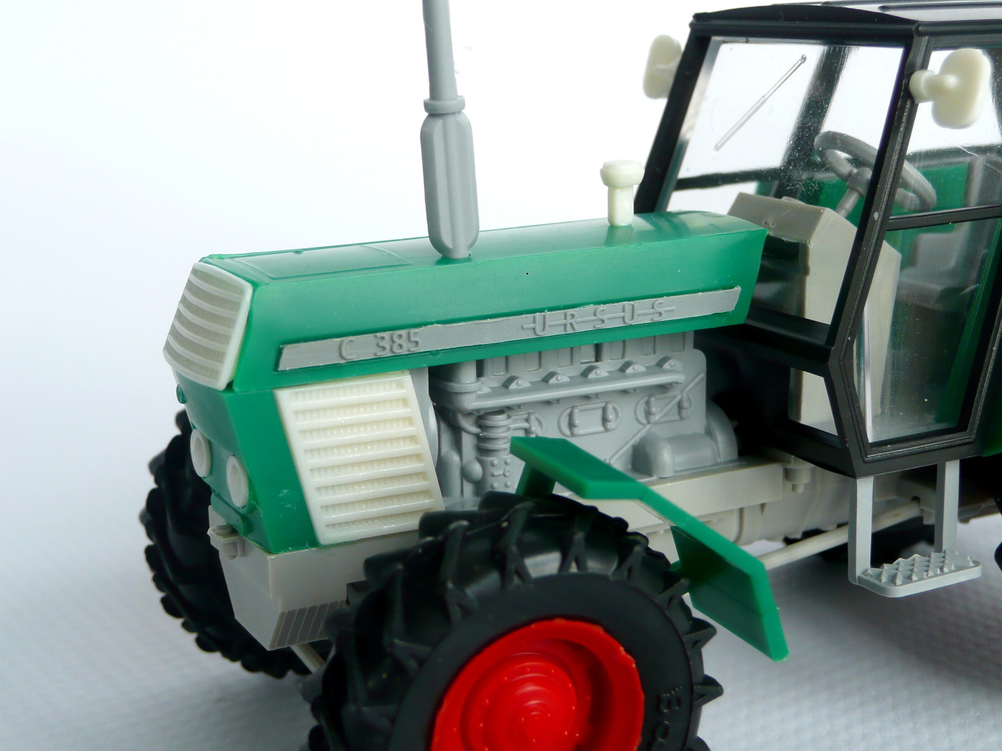 1:43 - traktor URSUS C-385 - zelený - hotový model