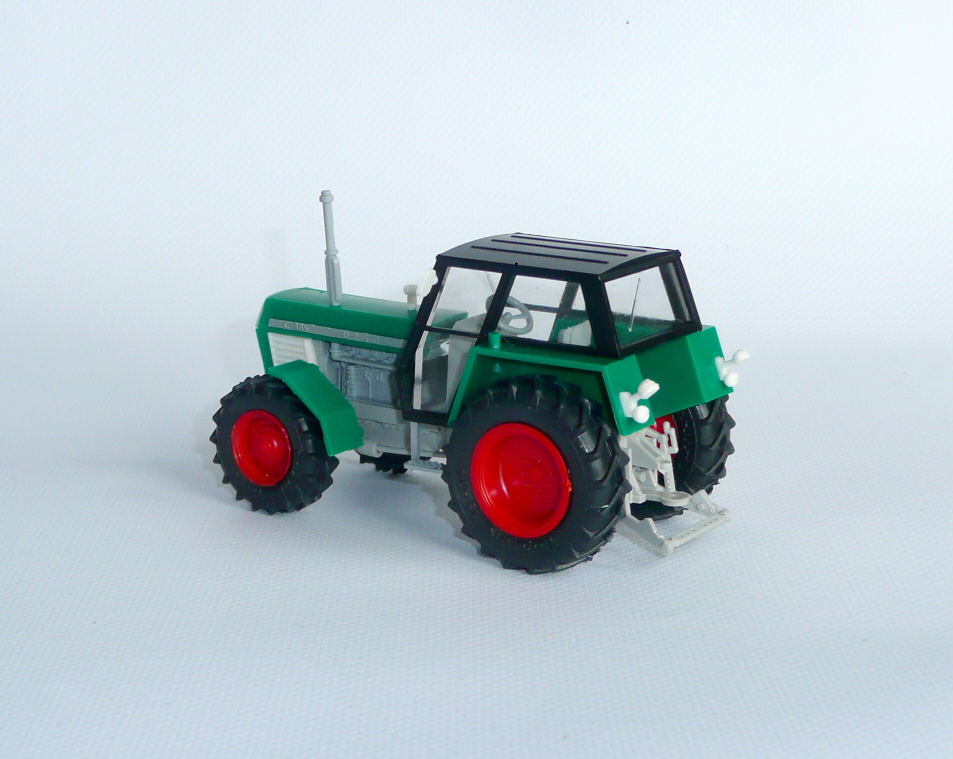 1:43 - traktor URSUS C-385 - zelený - hotový model