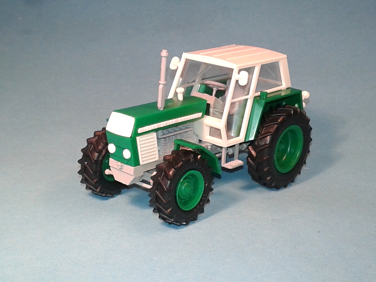 1:43 - traktor Zetor Crystal 12045 - zelený II. - stavebnice