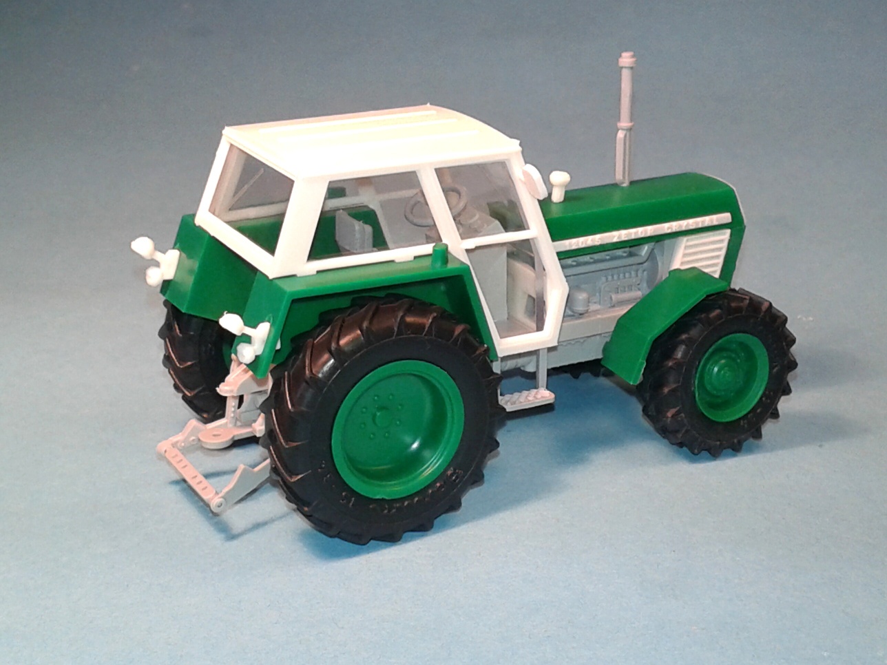 1:43 - traktor Zetor Crystal 12045 - zelený II. - stavebnice