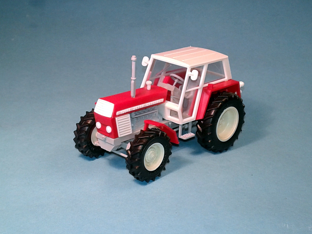 1:43 - traktor Zetor Crystal 12045 - červený II. - stavebnice