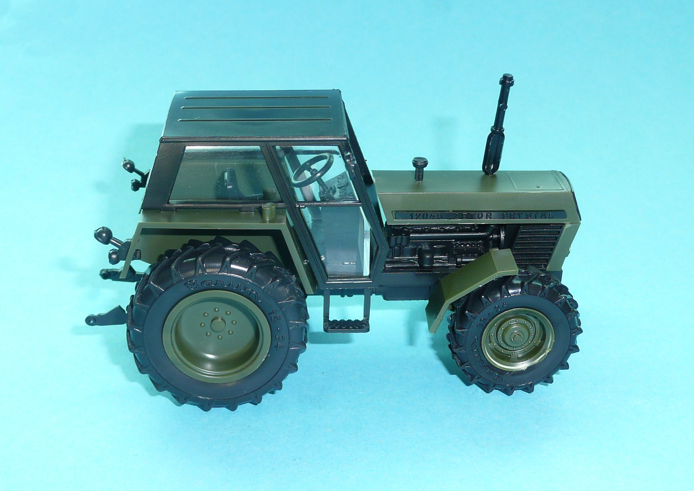 1:43 - traktor Zetor Crystal 12045 - vojenská zelená - stavebnice