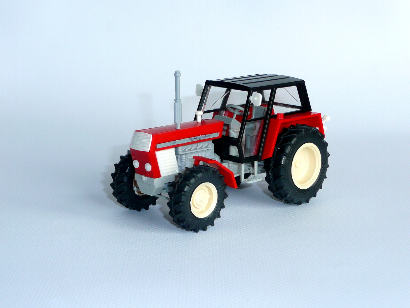 1:43 - traktor URSUS C-385 - červený - stavebnice