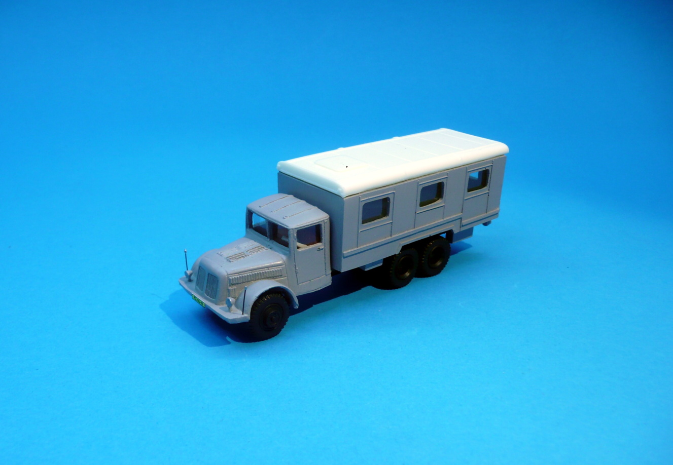 TATRA 111 se skříňovou nástavbou - 1:87