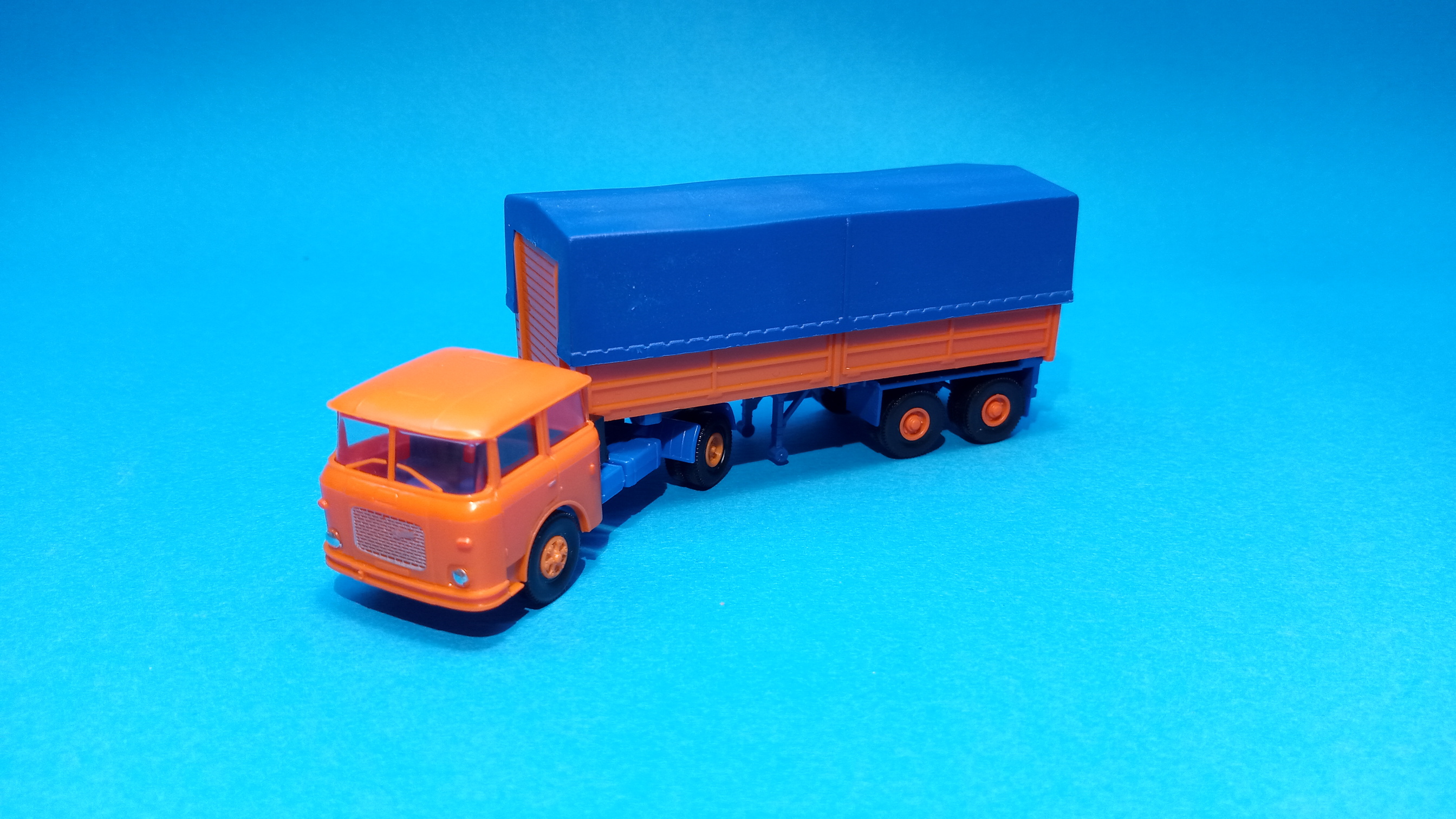 * Škoda 706 - tahač s návěsem - valník oranžový 1:87    