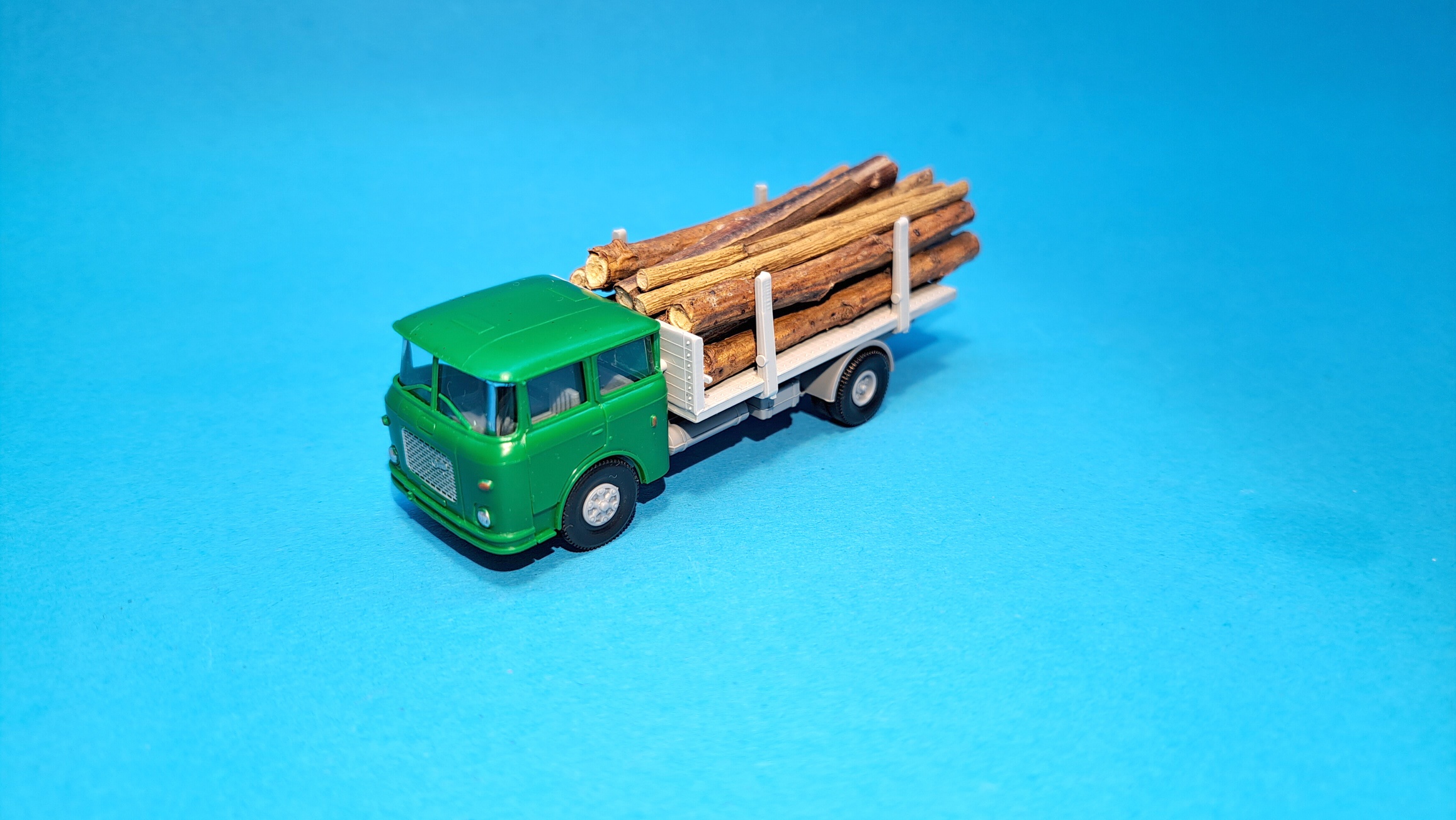 Škoda 706 - přepravník dřeva s nákladem kulatiny - 1:87