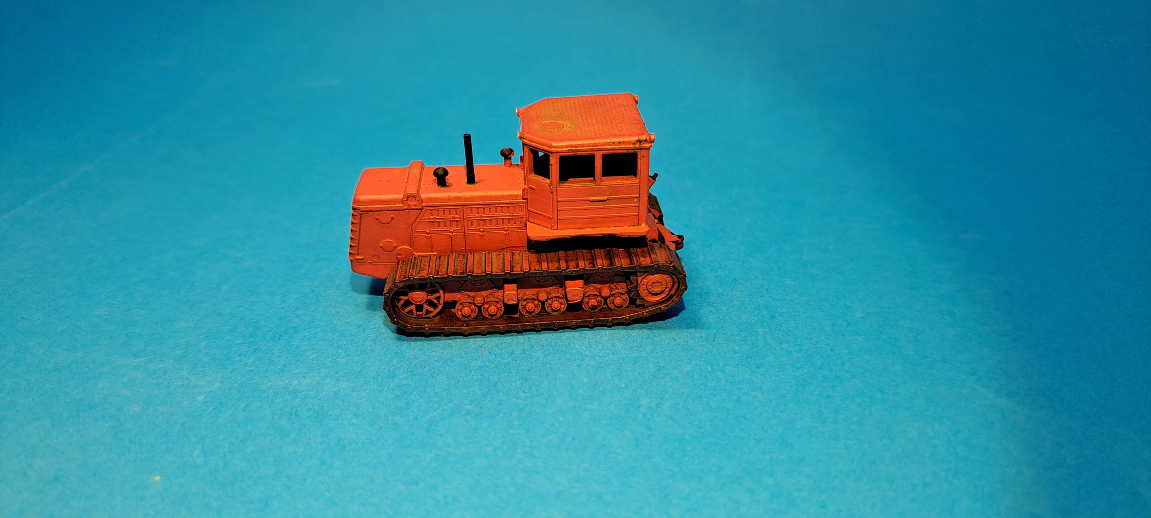 pásový traktor T-180GA - 1:87    