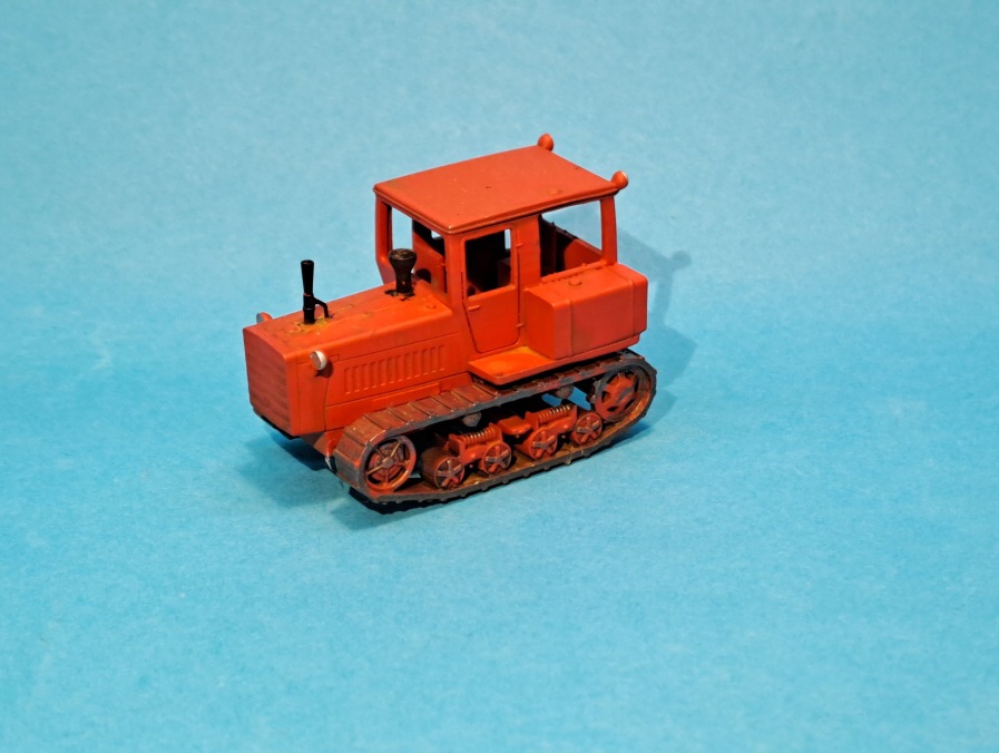 pásový traktor DT-75K - 1:87    