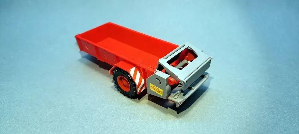 1:43 - rozmetadlo RUR-5 k traktoru Zetor Crystal 12045 - hotový model - červená 