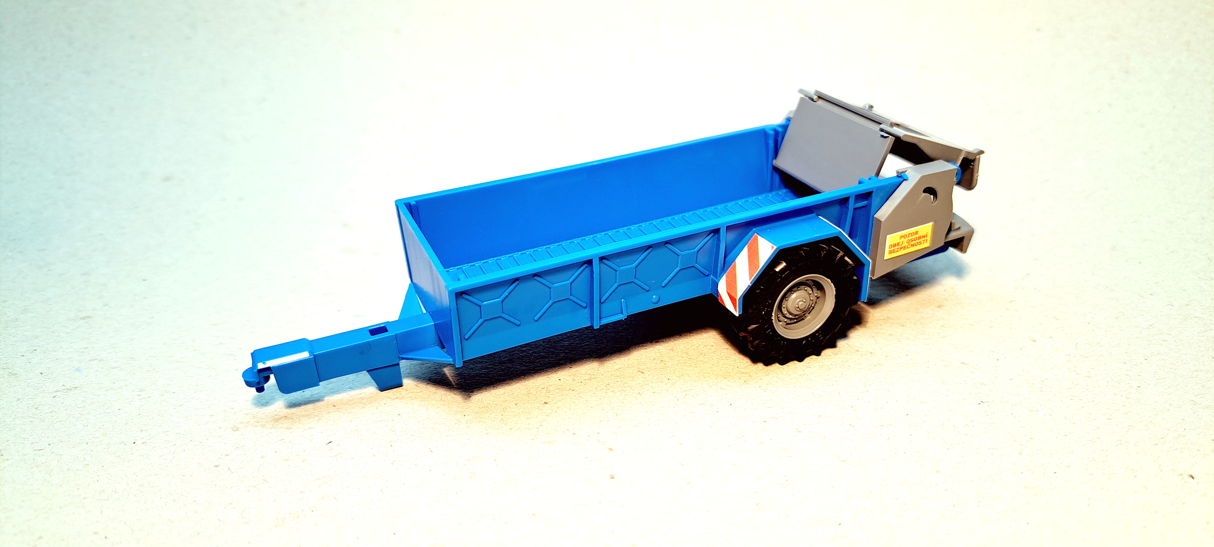 1:43 - rozmetadlo RUR-5 k traktoru Zetor Crystal 12045 - hotový model - modrý