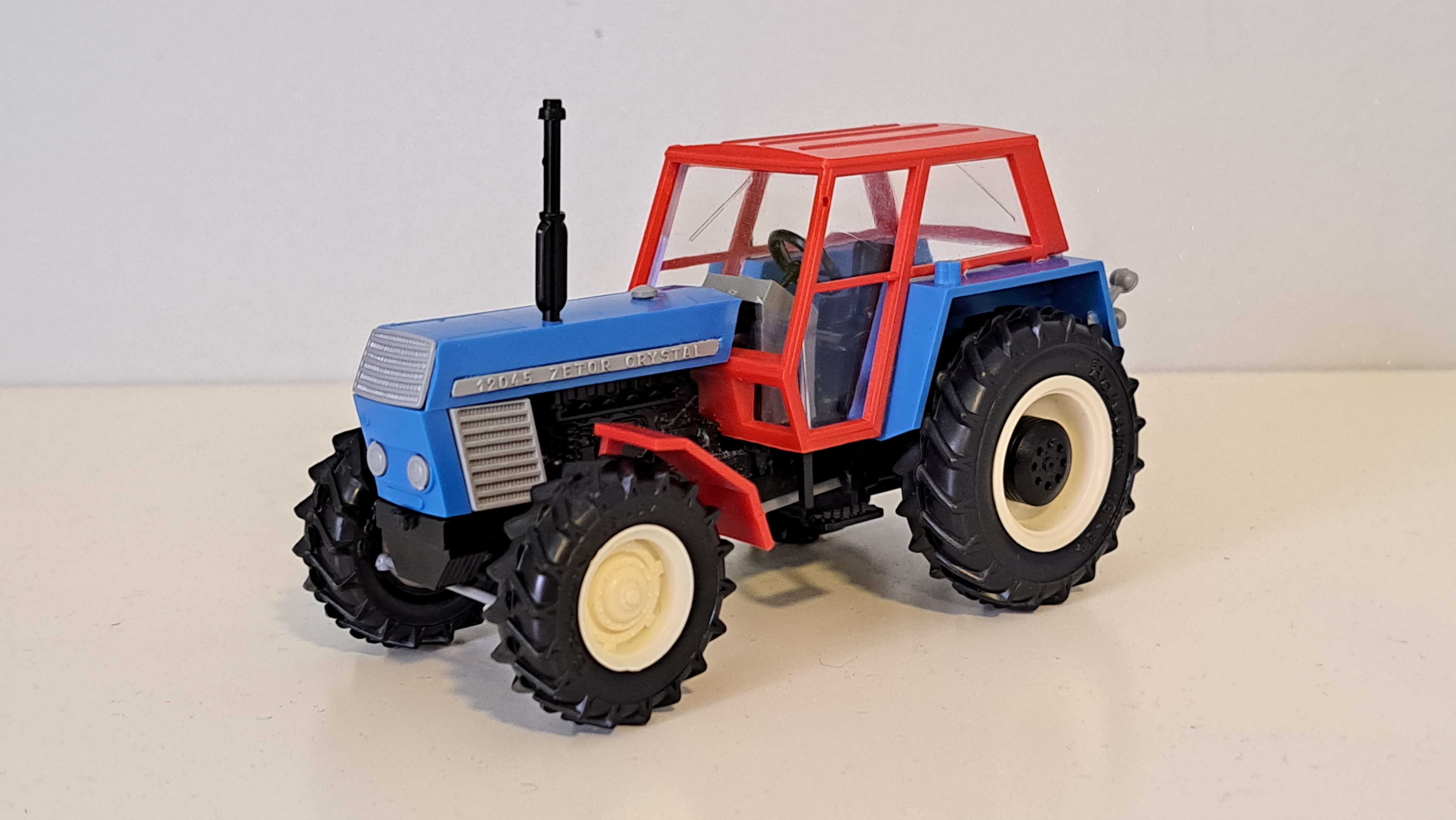 1:43 - traktor Zetor Crystal 12045 - 