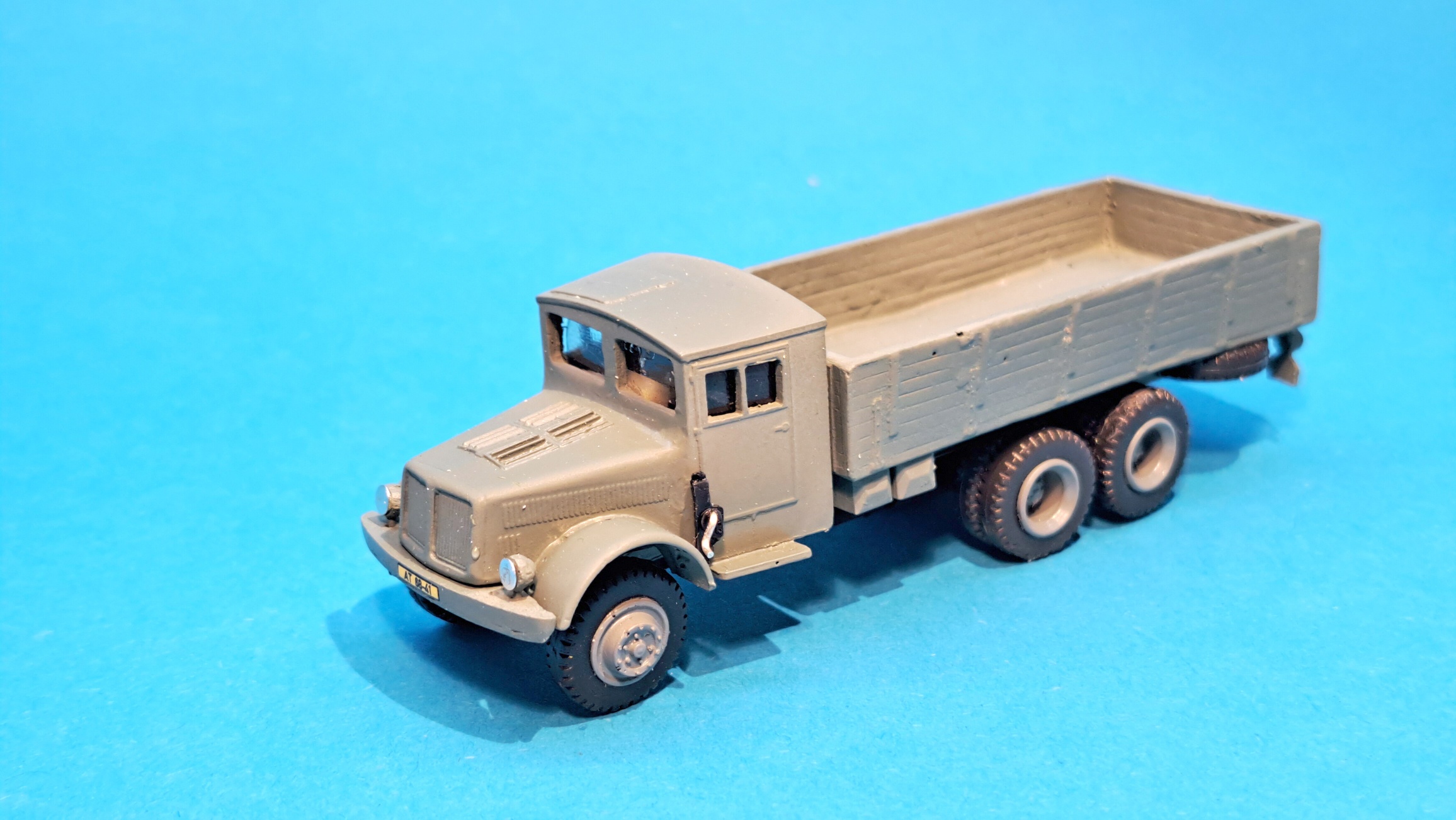 TATRA 111 stará kabina - šedá barva - 1:87 