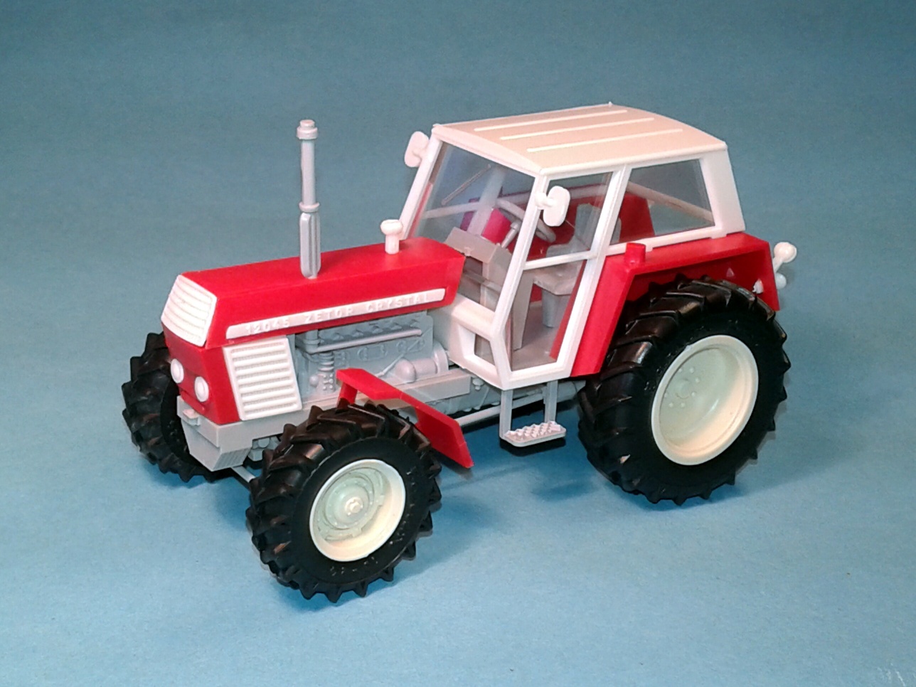 1:43 - traktor Zetor Crystal 12045 - červený II. - stavebnice