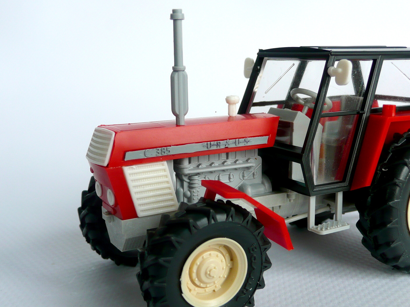 1:43 - traktor URSUS C-385 - červený - stavebnice