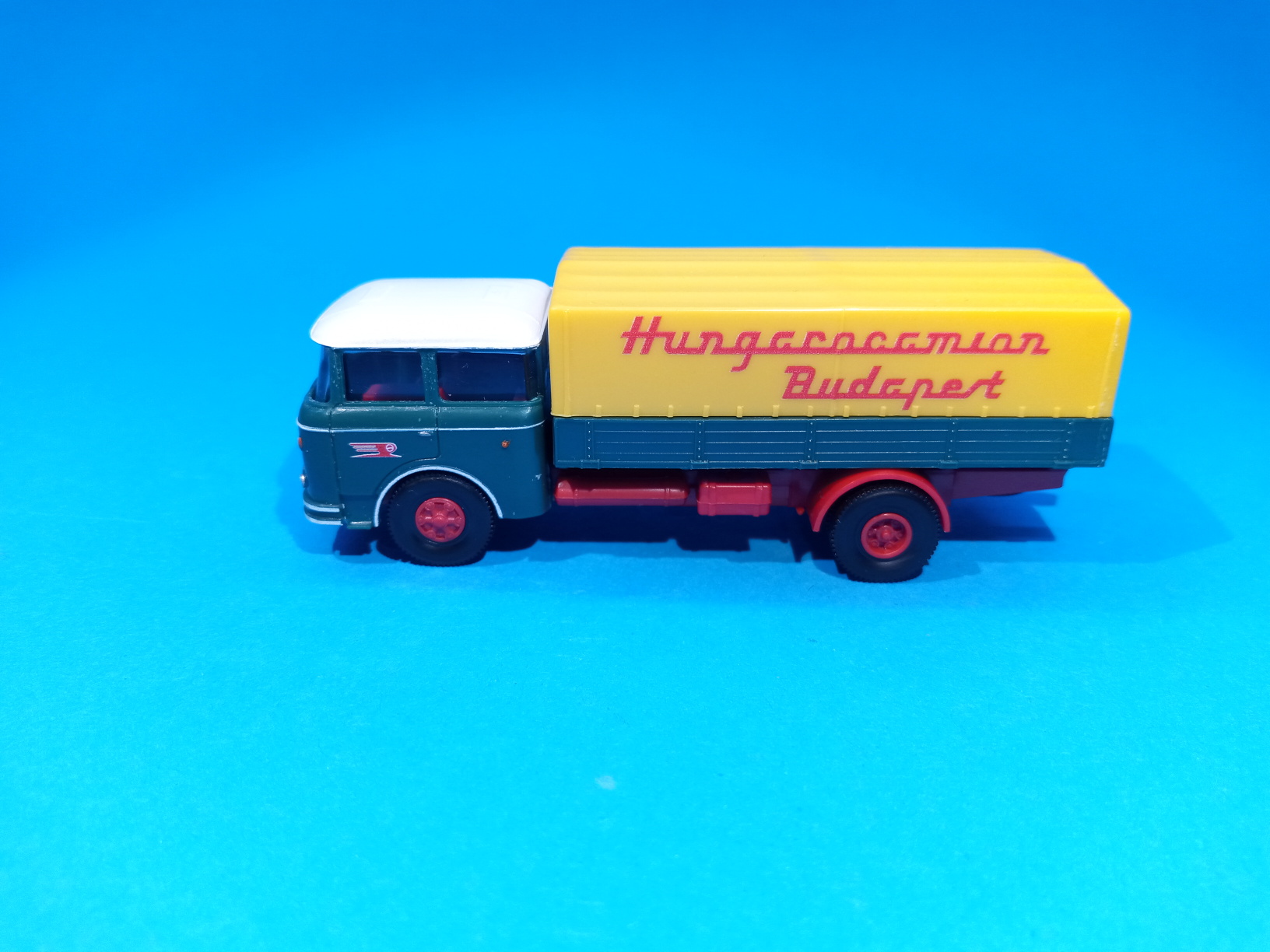 Škoda 706 - HUNGAROCAMION - valník s plachtou - TRILEX kola 1:87 