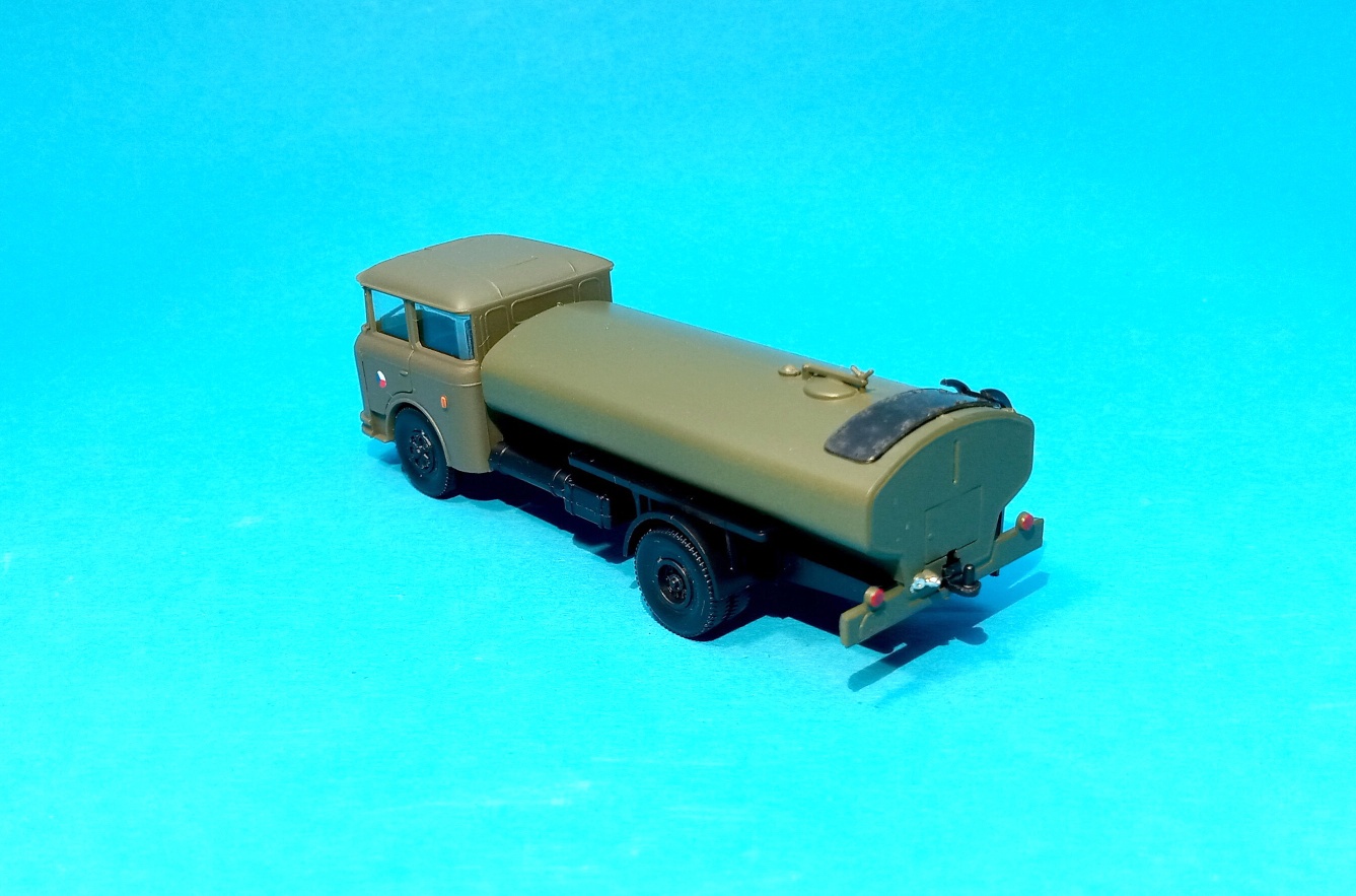 * Škoda 706 - cisterna ČSLA - 1:87    