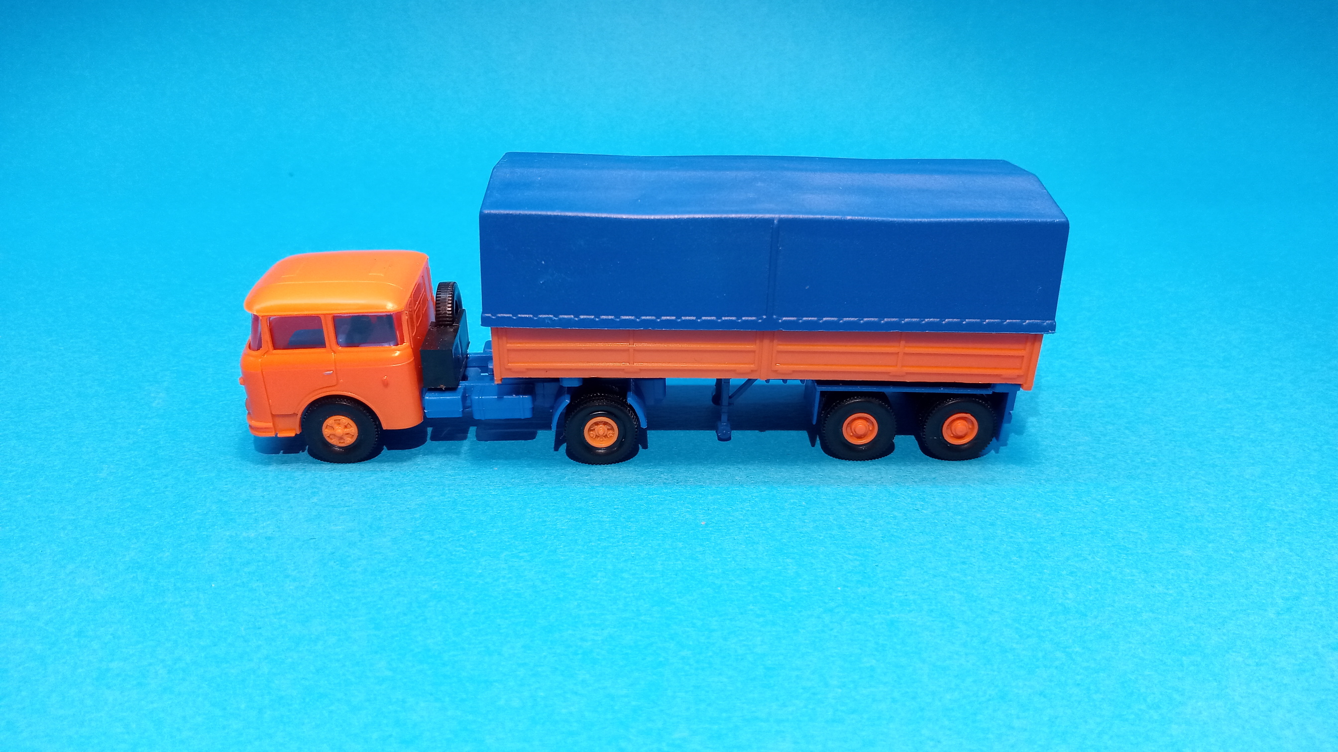 * Škoda 706 - tahač s návěsem - valník oranžový 1:87    