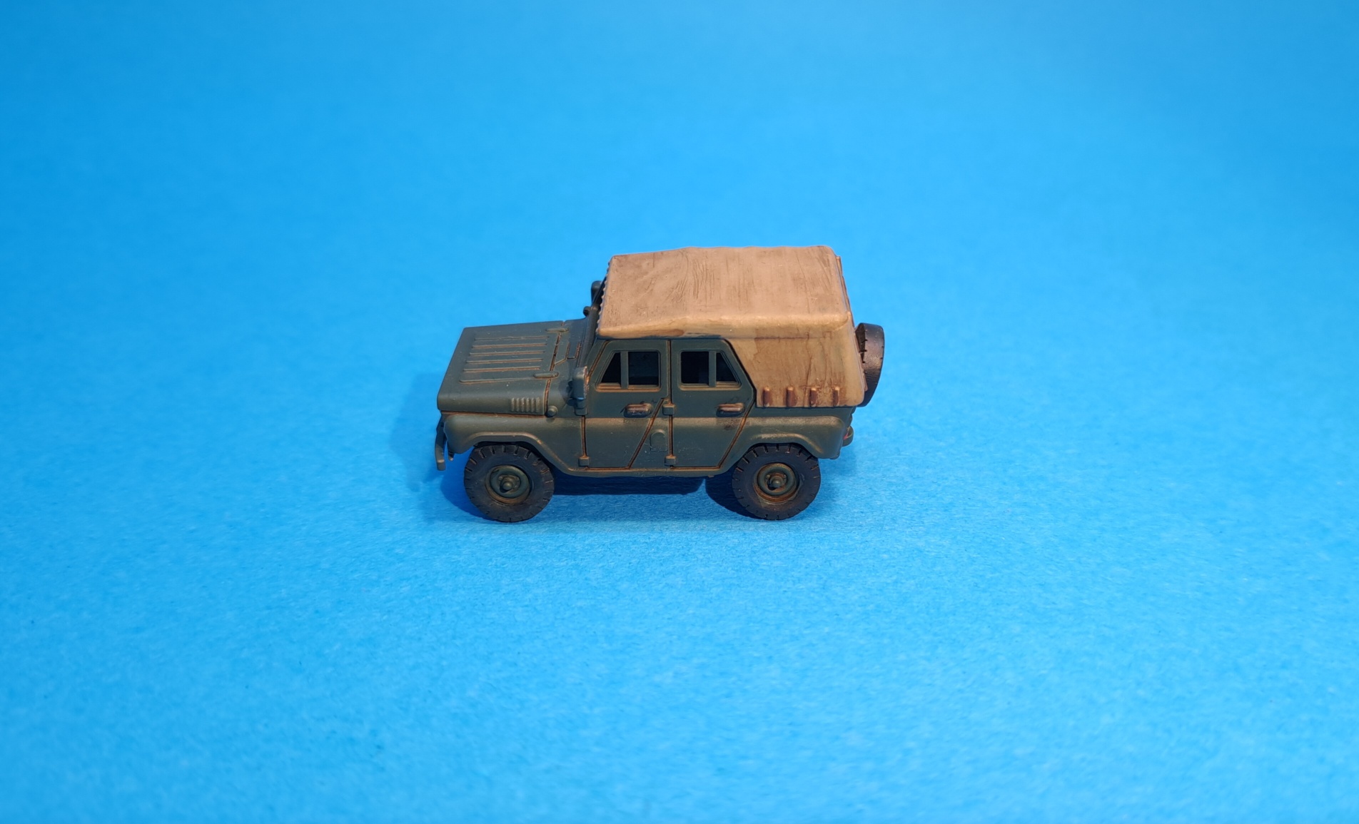 UAZ 469B s plachtou - 1:87