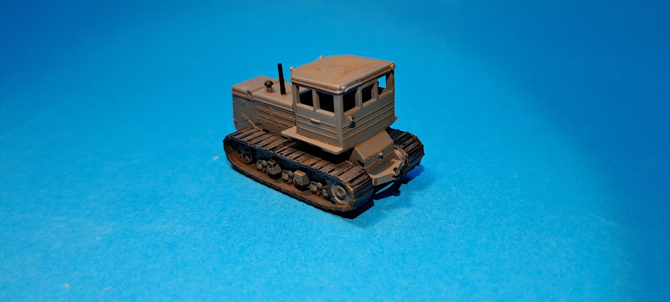 pásový traktor T-180GA - 1:87    