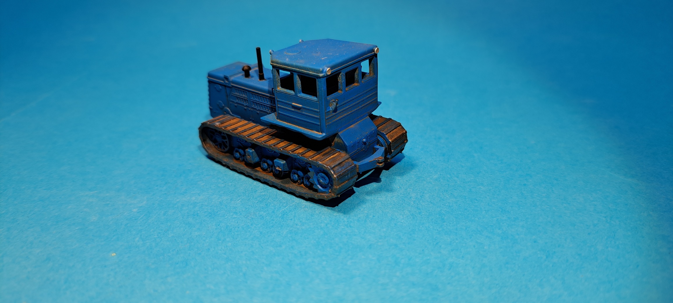 pásový traktor T-180GA - 1:87
