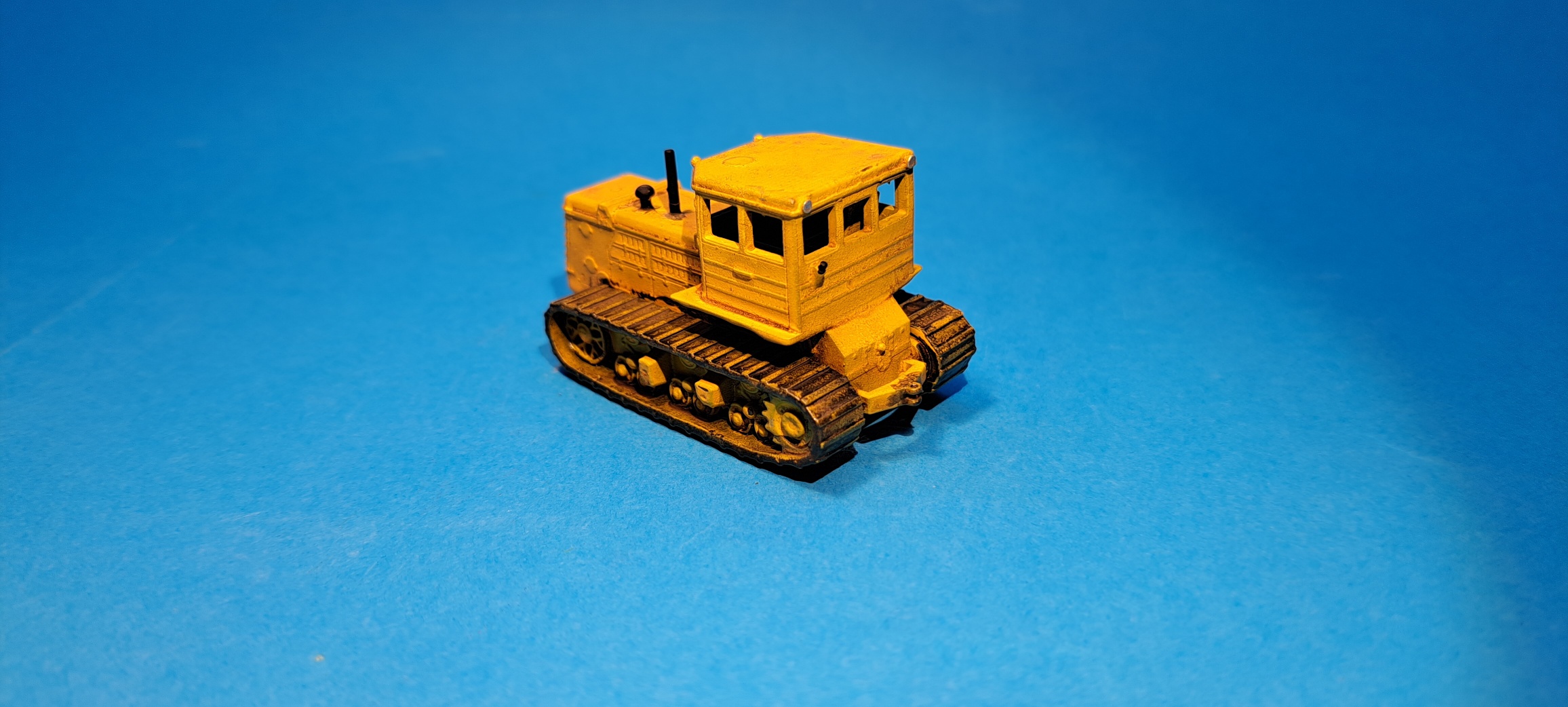 pásový traktor T-180GA - 1:87    