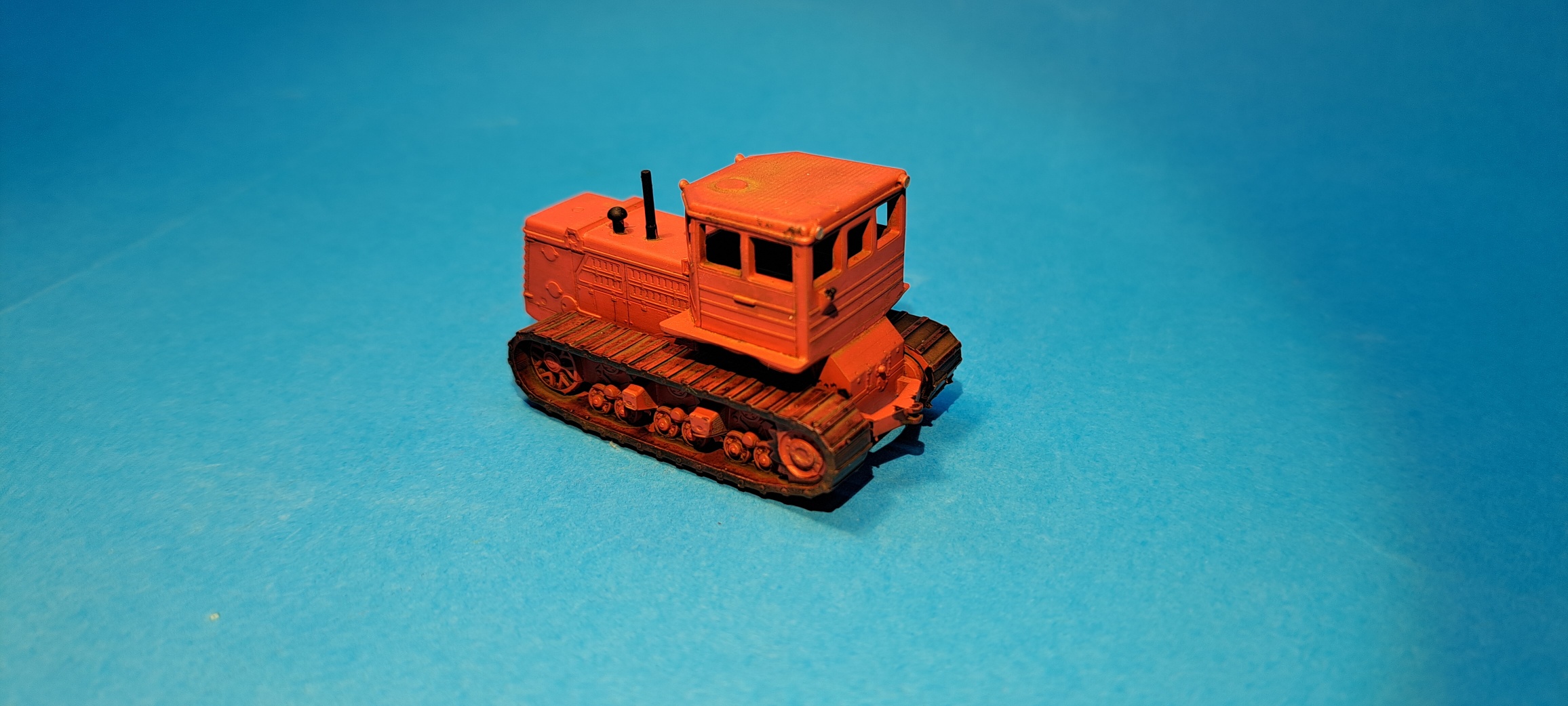 pásový traktor T-180GA - 1:87    