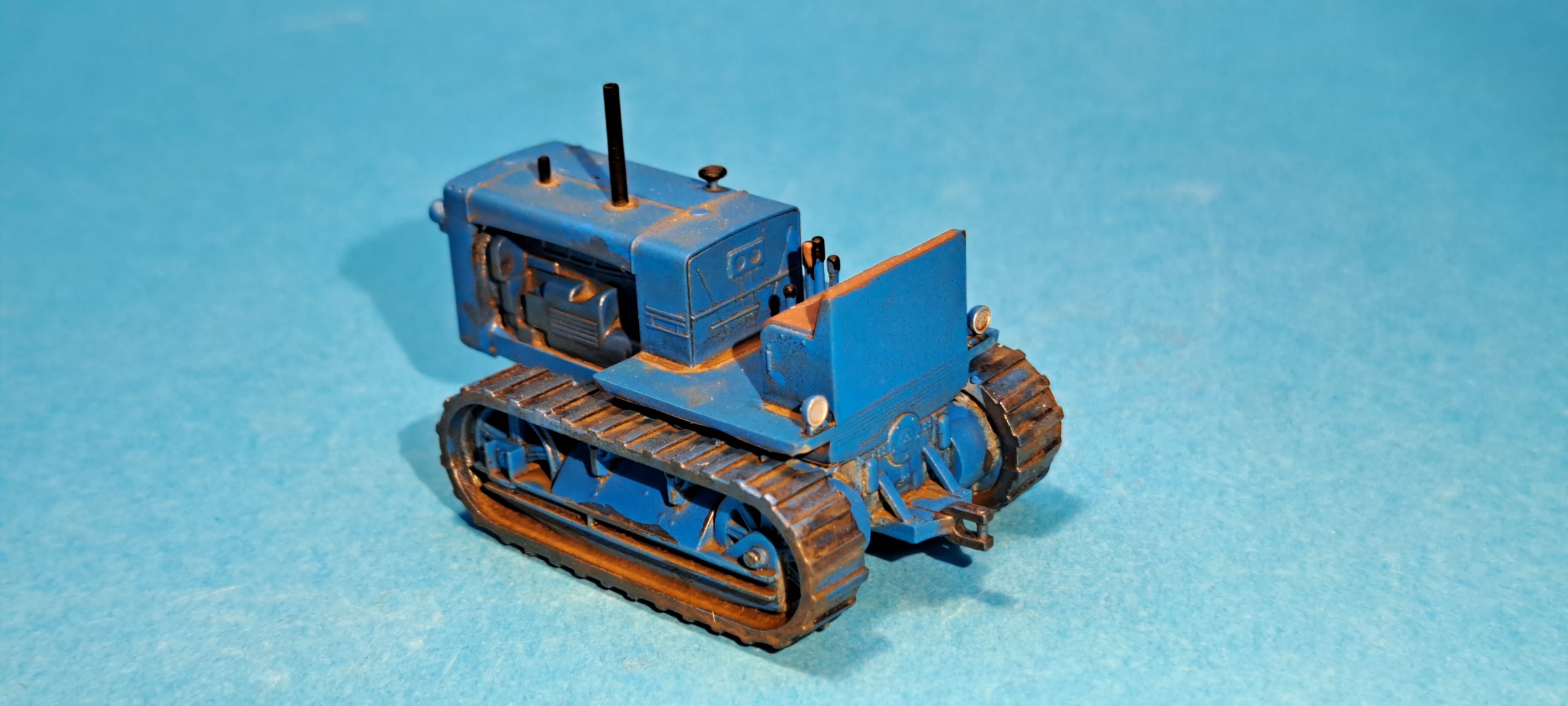 pásový traktor Stalinec 65 - 1:87    