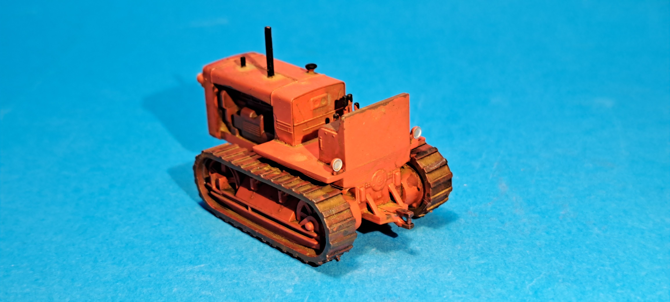 pásový traktor Stalinec 65 - 1:87