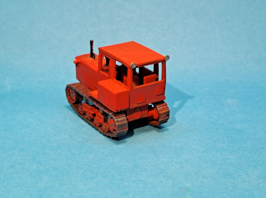 pásový traktor DT-75K - 1:87    