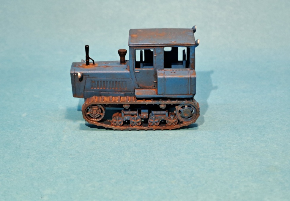 pásový traktor DT-75K - 1:87    