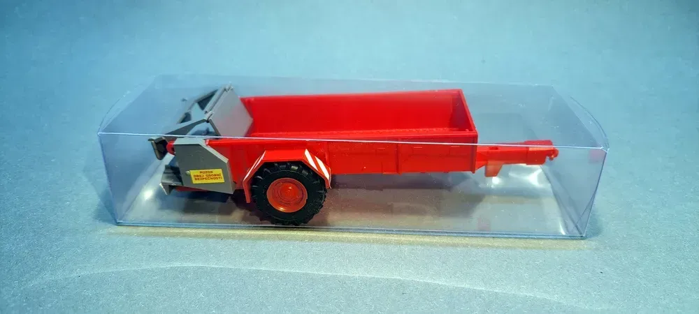1:43 - rozmetadlo RUR-5 k traktoru Zetor Crystal 12045 - hotový model - červená 