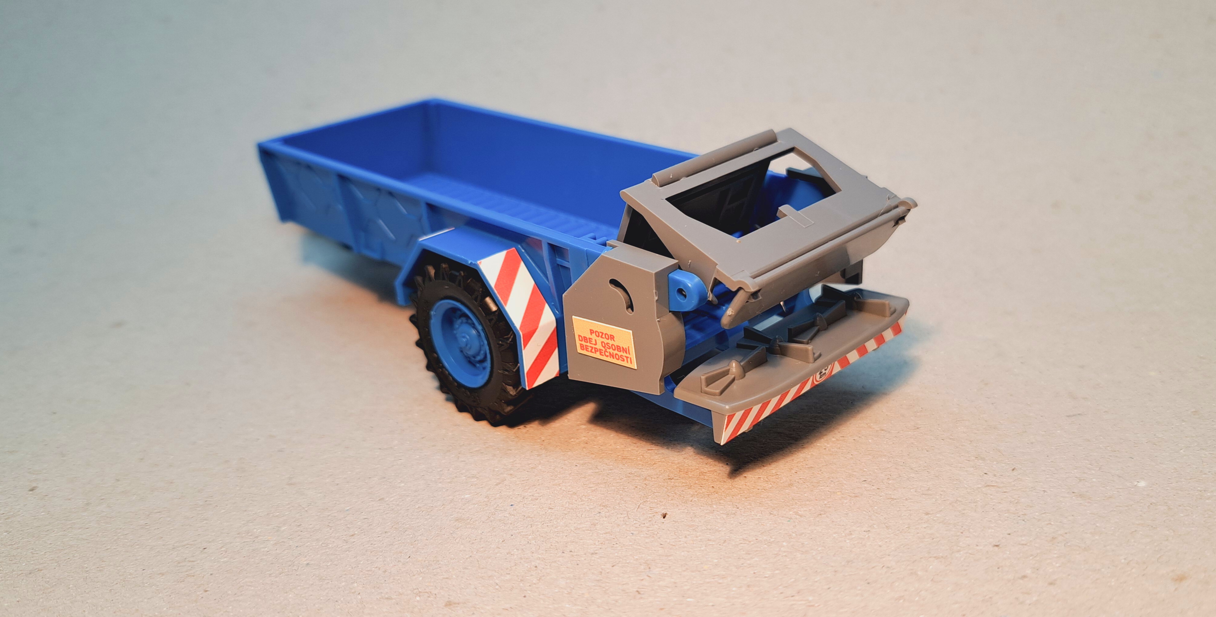 1:43 - rozmetadlo RUR-5 k traktoru Zetor Crystal 12045 - hotový model - modrý