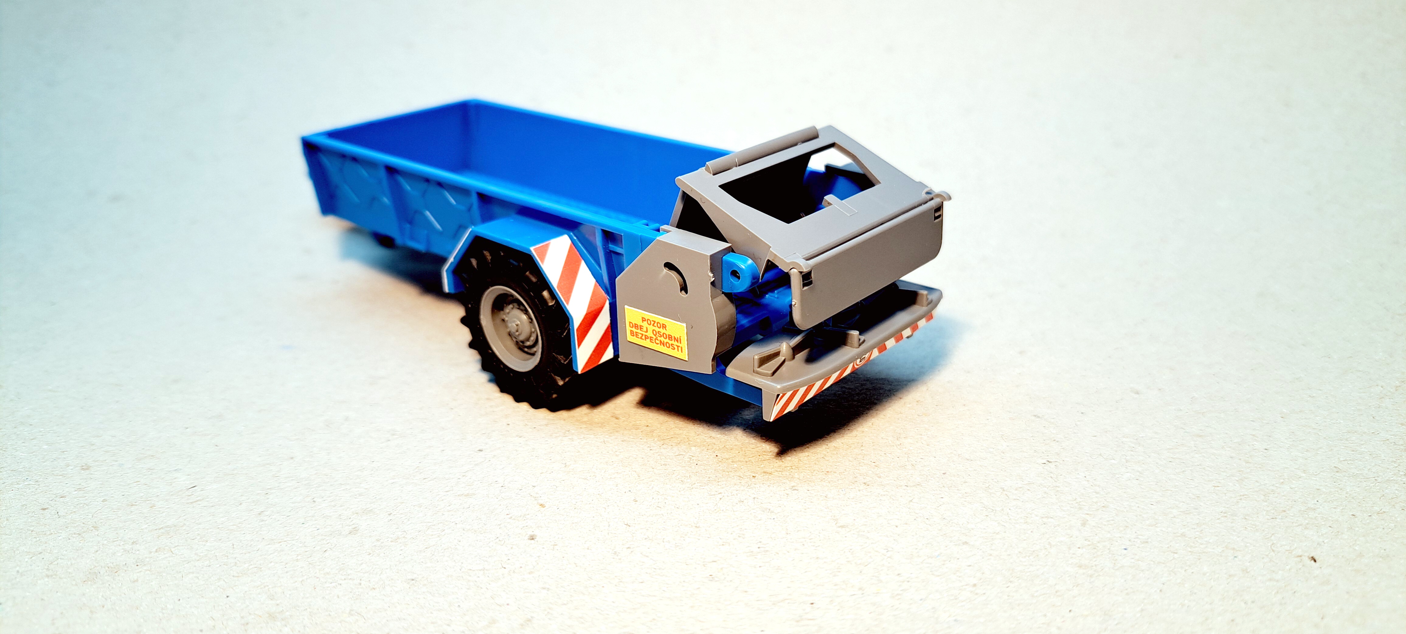 1:43 - rozmetadlo RUR-5 k traktoru Zetor Crystal 12045 - hotový model - modrý