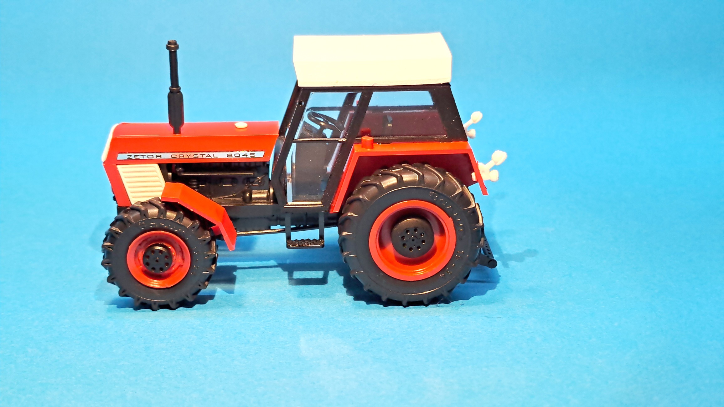 1:43 - traktor Zetor Crystal 8045 - červený II. - hotový model