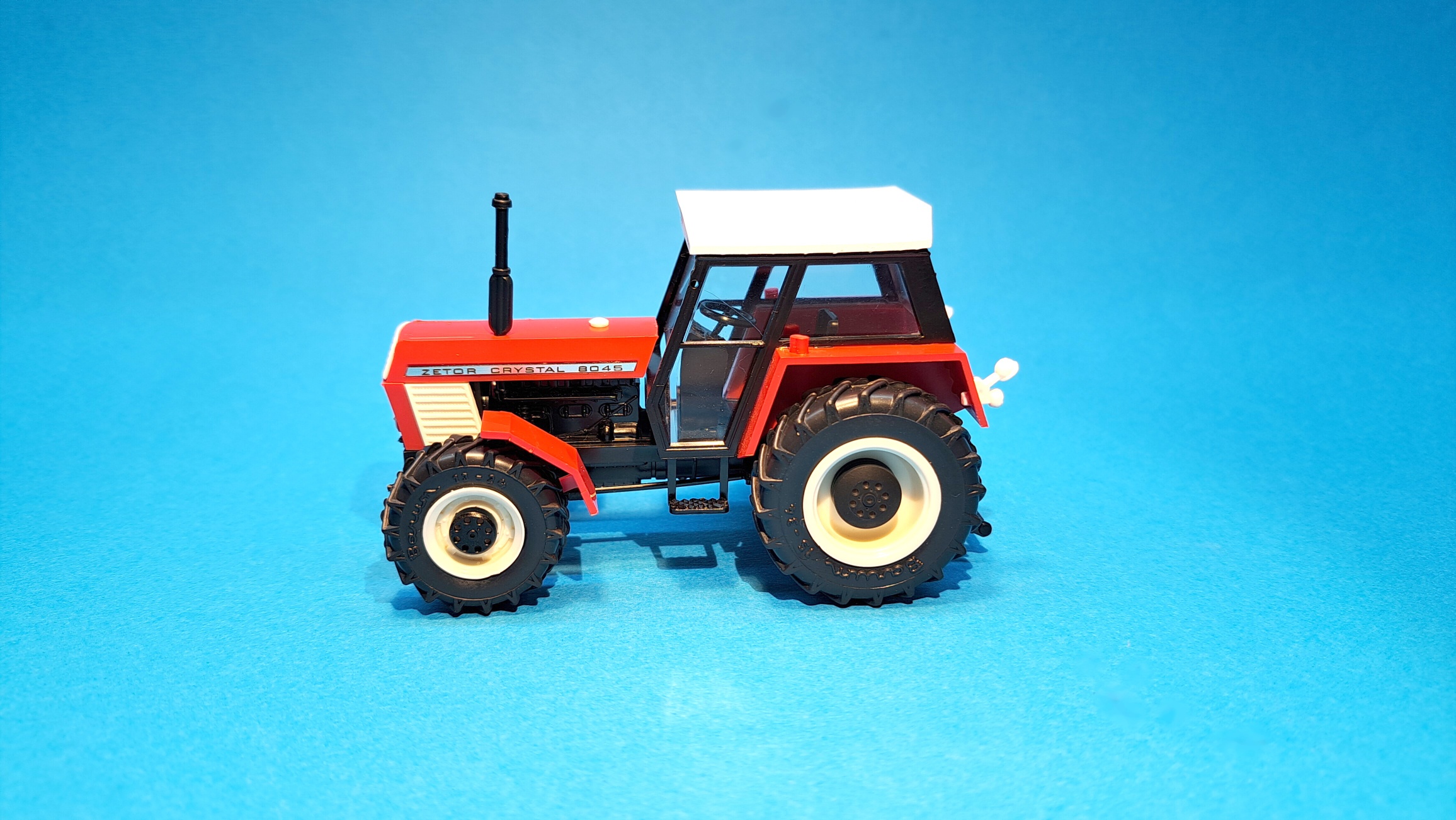 1:43 - traktor Zetor Crystal 8045 - červený I. - hotový model