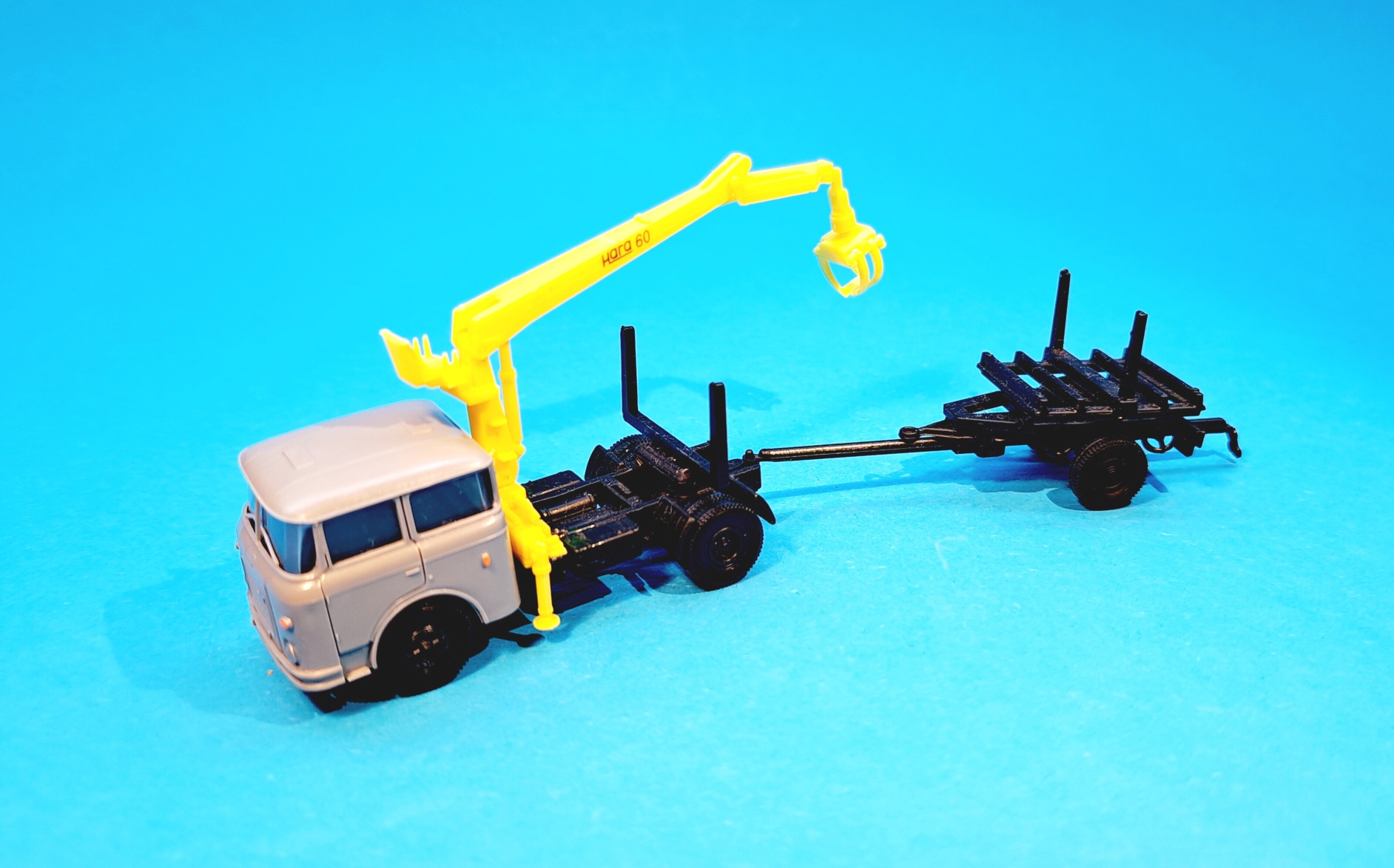 ŠKODA 706 tahač s HR Hara 60 + návěs pro odvoz dřeva 1:87