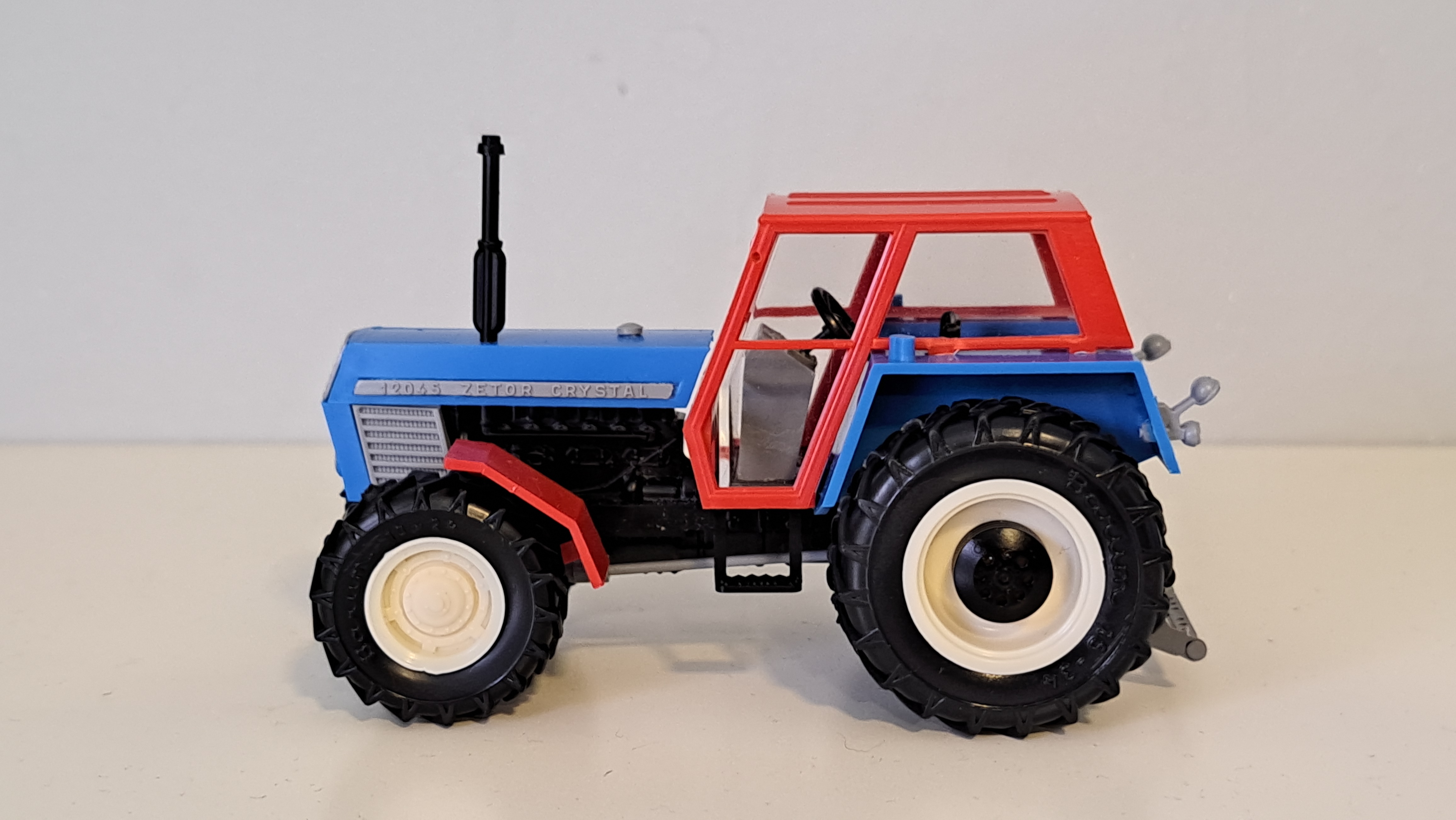 1:43 - traktor Zetor Crystal 12045 - 