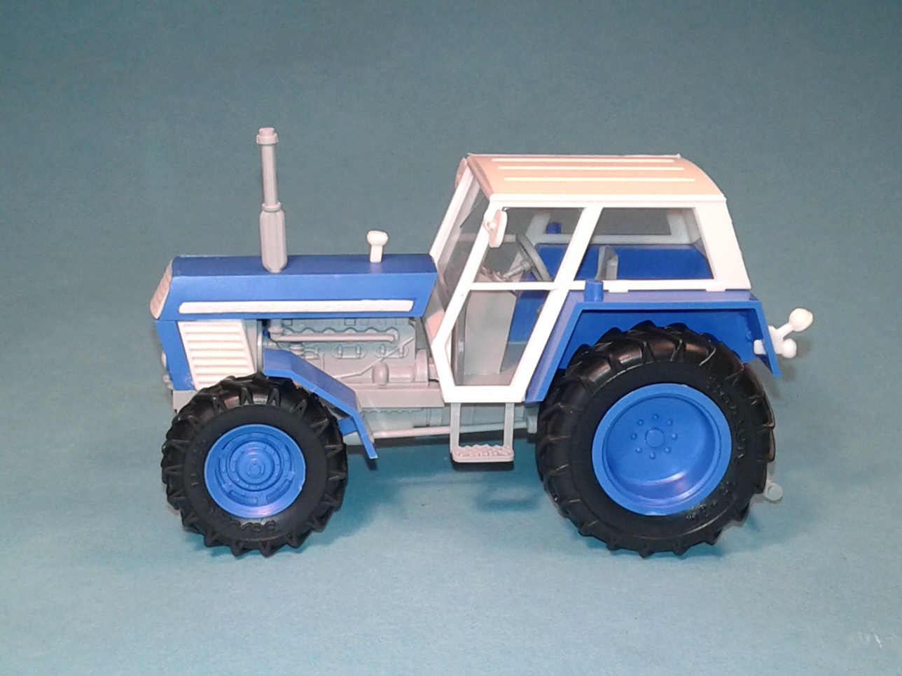 1:43 - traktor Zetor Crystal 12045 - modrý - stavebnice