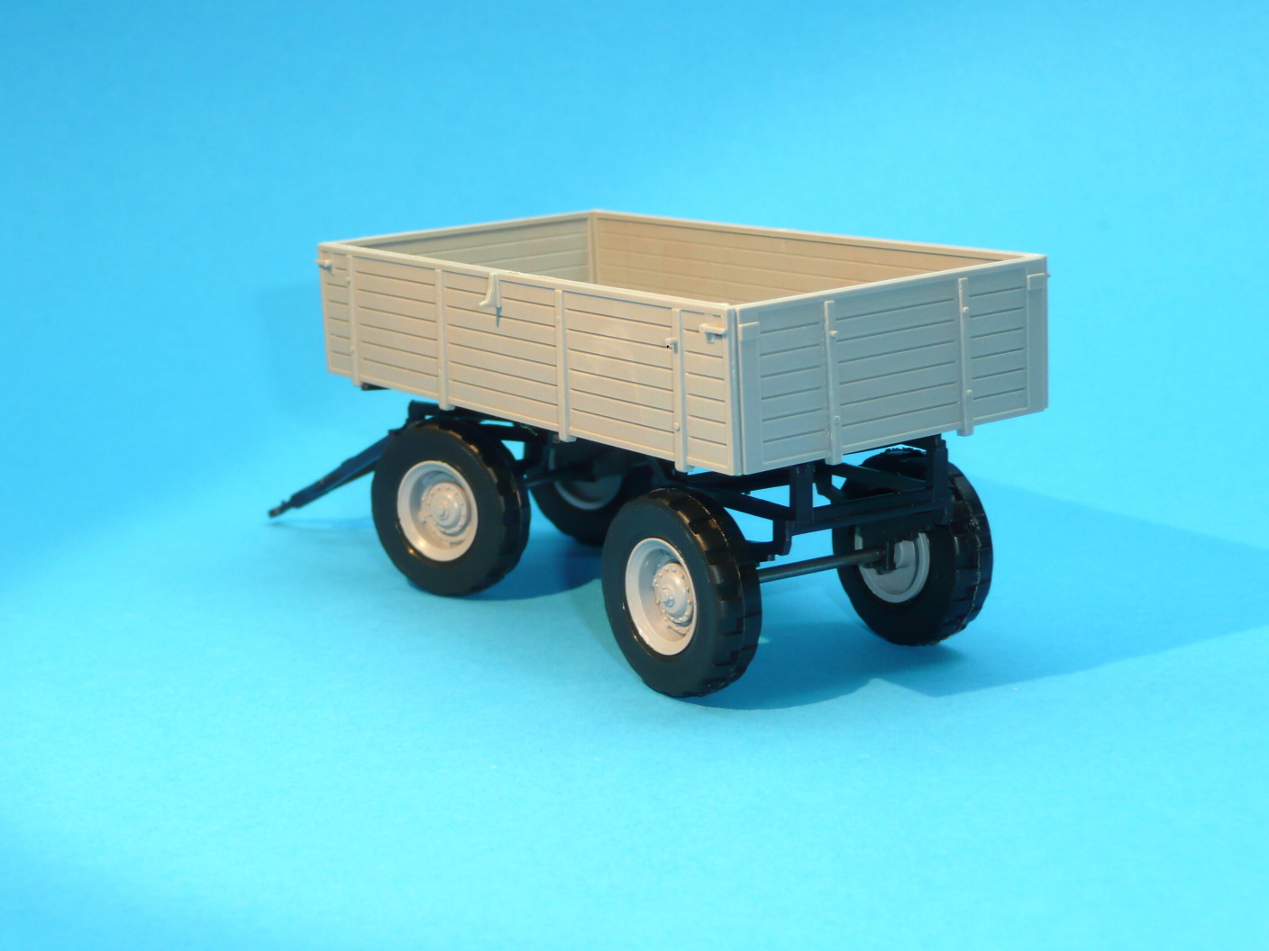 1:43 - valník BSS - P73 k traktoru Zetor Crystal 12045 - stavebnice