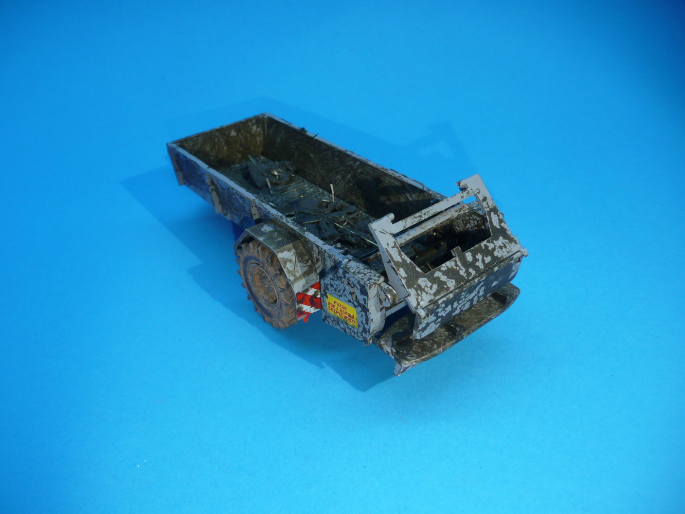 1:43 - rozmetadlo RUR-5 k traktoru Zetor Crystal 12045 - šedá