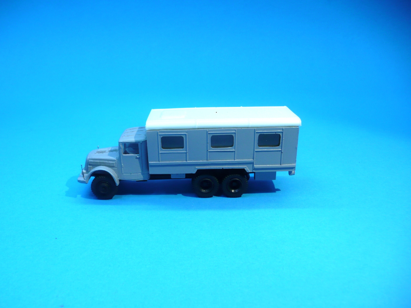 TATRA 111 se skříňovou nástavbou - 1:87