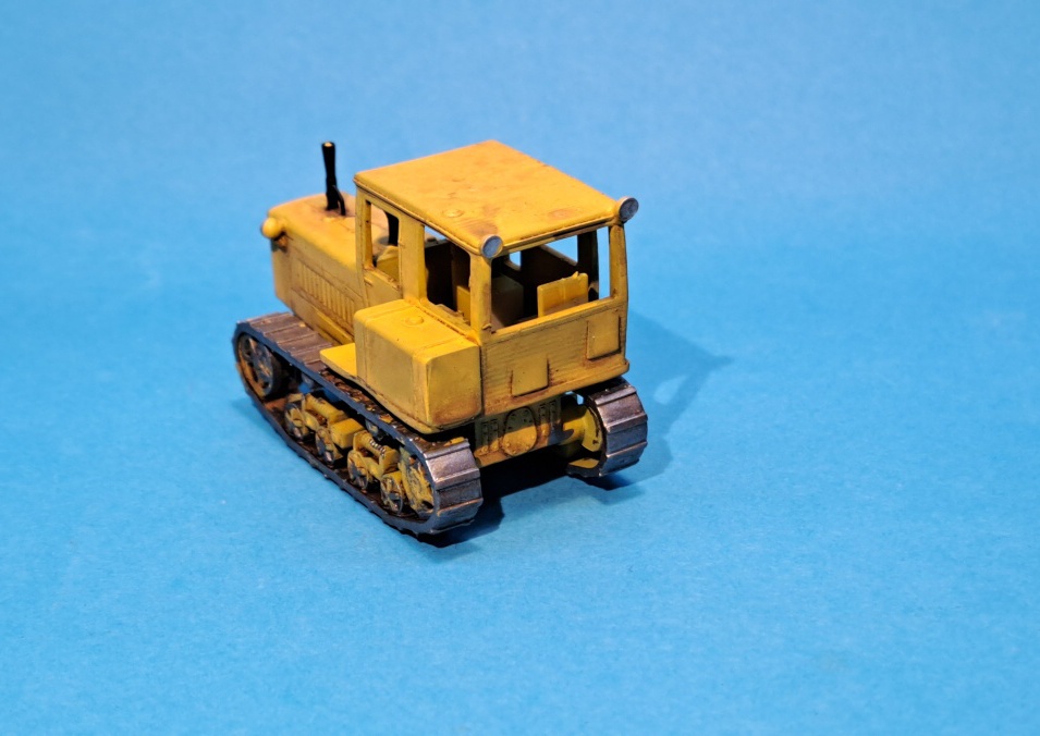 pásový traktor DT-75K - 1:87    
