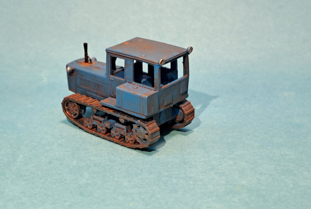 pásový traktor DT-75K - 1:87    