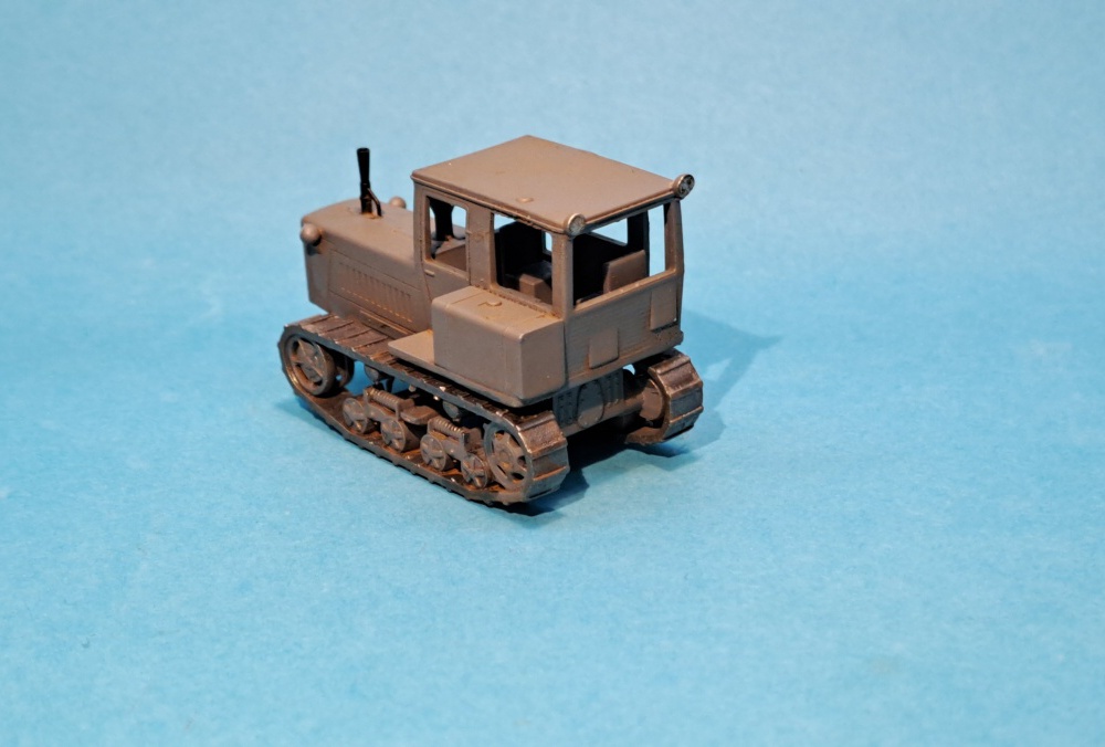 pásový traktor DT-75K - 1:87    