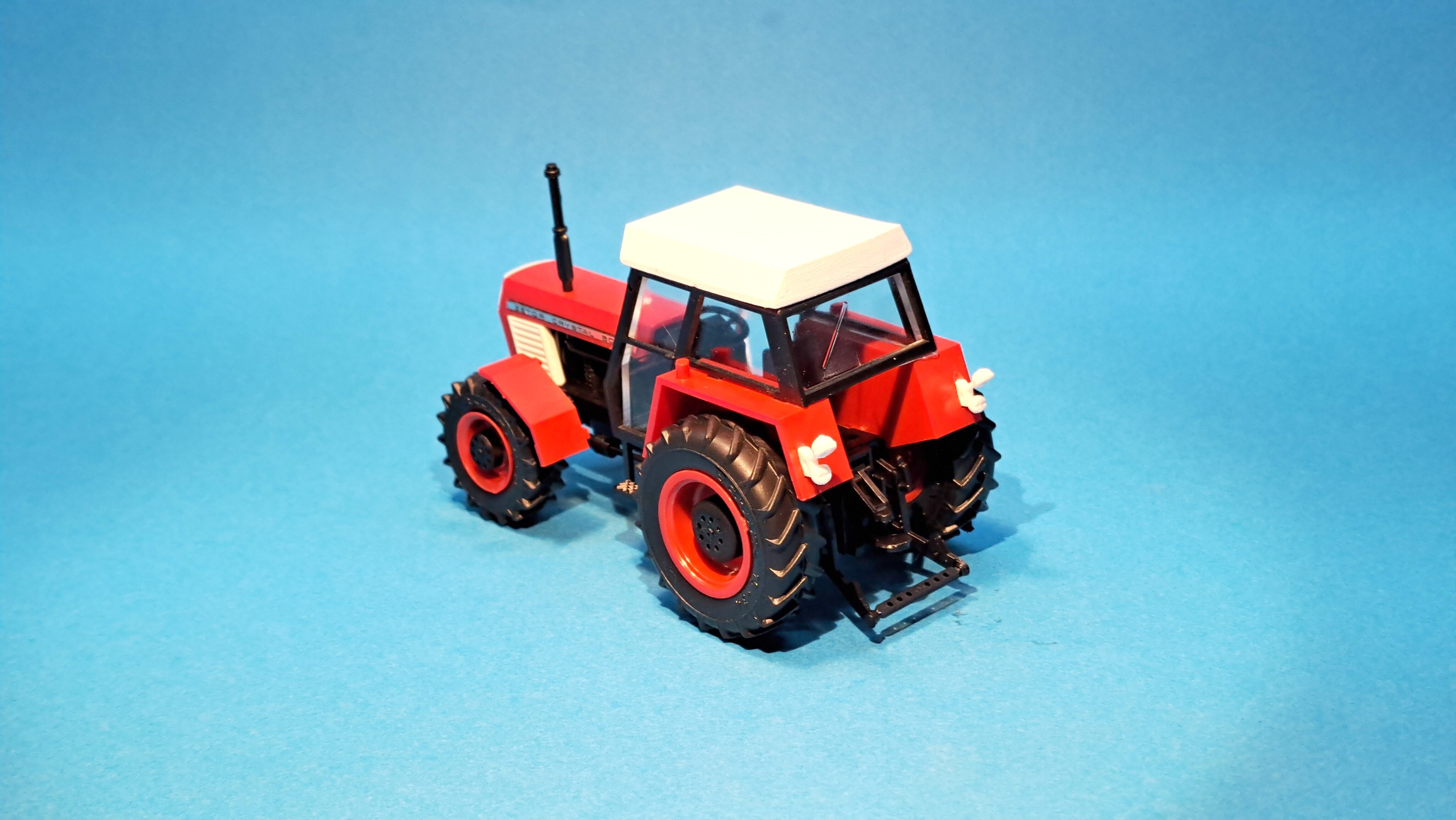 1:43 - traktor Zetor Crystal 8045 - červený II. - hotový model