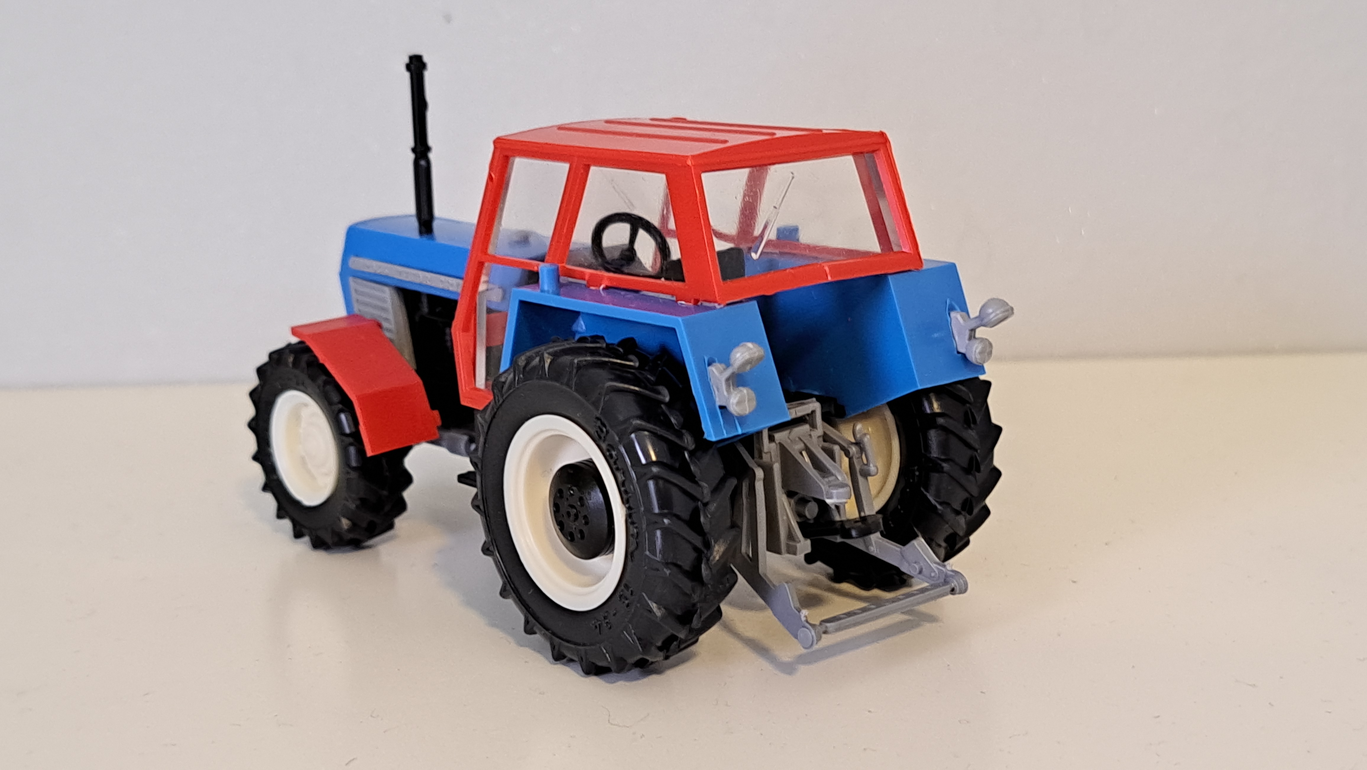 1:43 - traktor Zetor Crystal 12045 - 