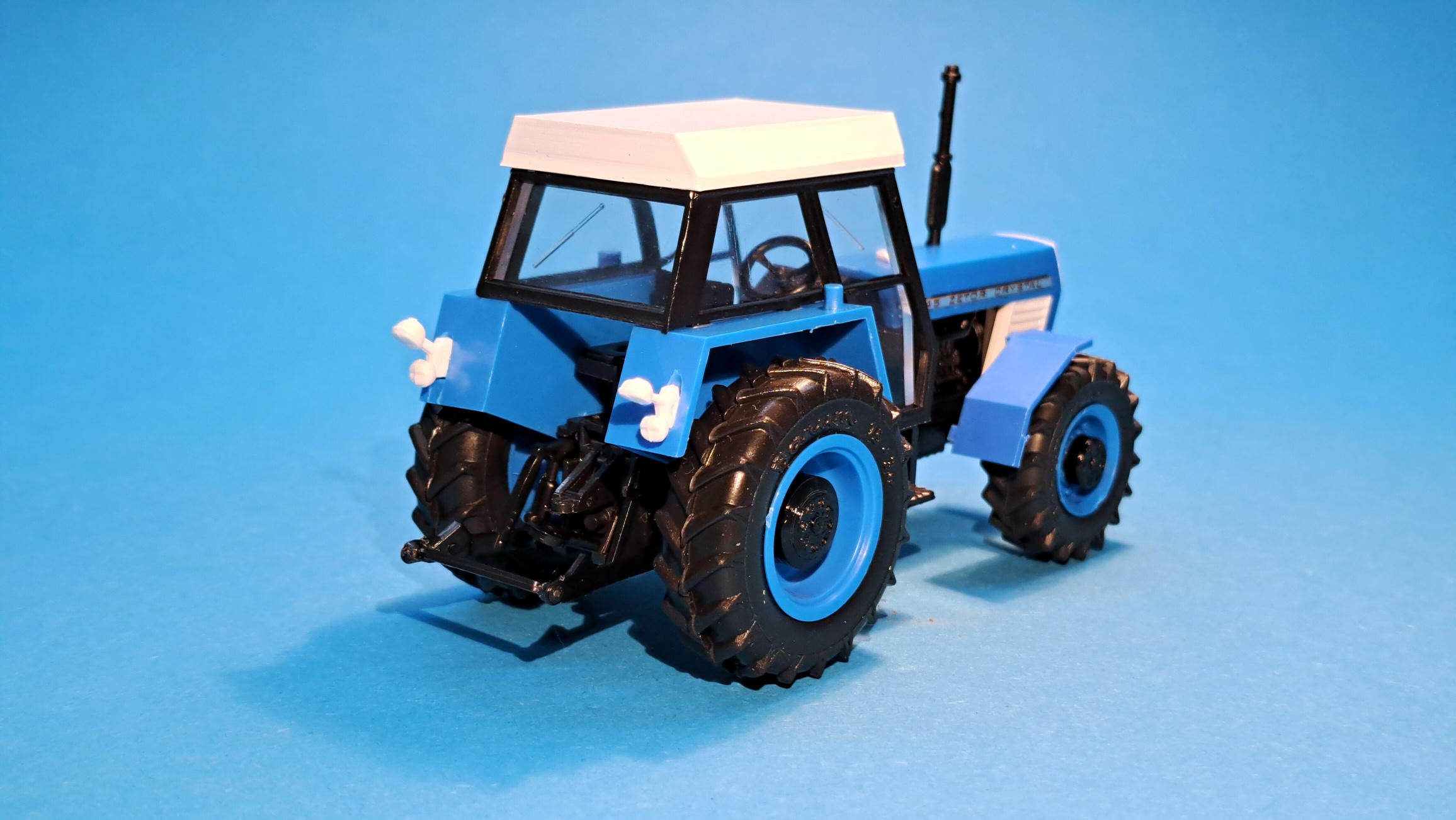 1:43 - traktor Zetor Crystal 8045 - modrý - hotový model